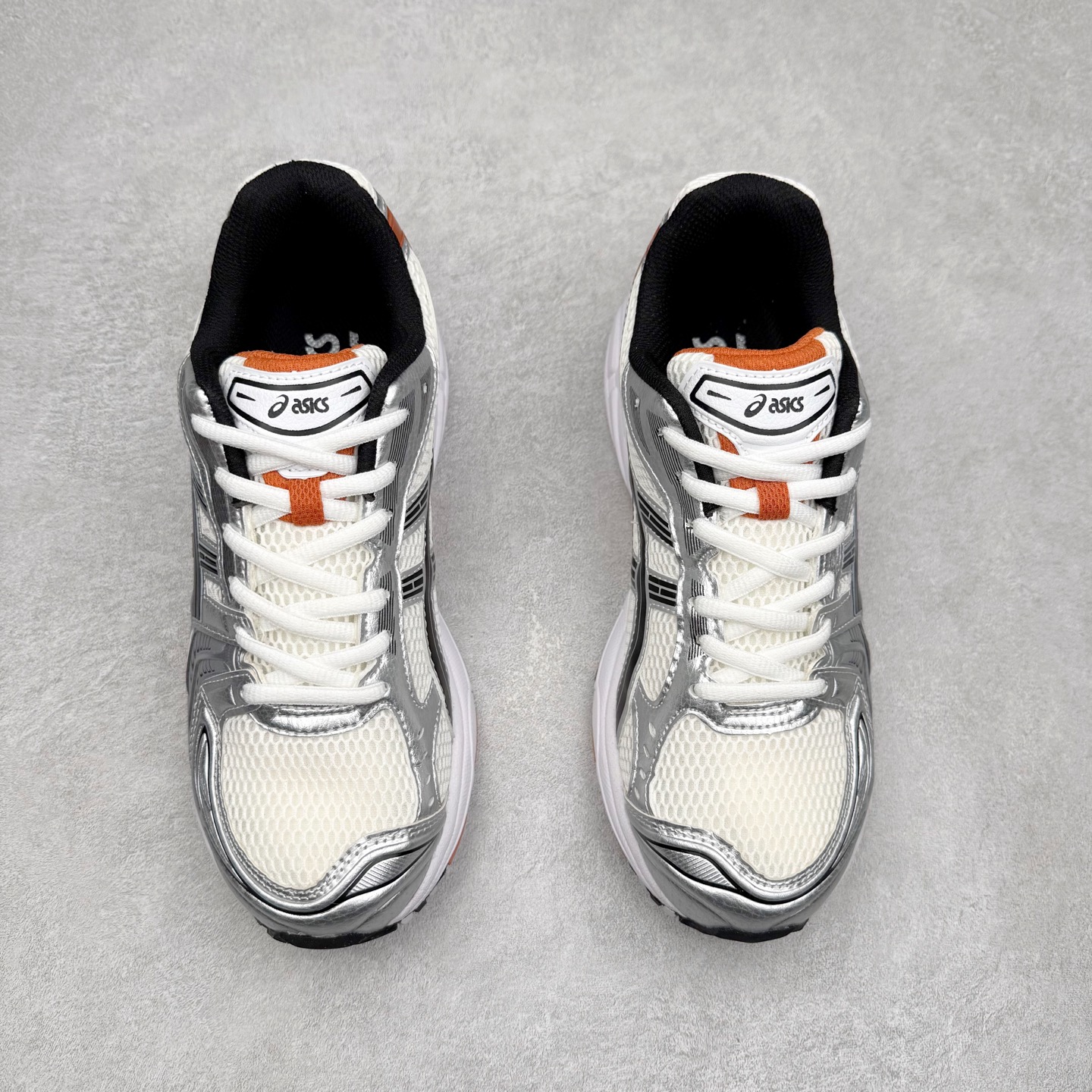 图片[2]-＃特价福利 ASICS GEL-KAYANO 14 亚瑟士K14系列户外复古潮流百搭织物合成革缓震休闲跑步鞋 原装纸板楦头开发 独家私模五层组合大底 原厂定制缓震硅胶加持 原盒原配 官方四联吊牌 原装Ortholite轻量化鞋垫 设计师 Hidenori Yamashita 以「Flash」一词为灵感 创造出未来感金属色鞋面 改造升级内在性能 由内而外全面革新 为 GEL-KAYANO 家族传承及经典跑鞋文化的延续 创下里程碑式作品 K14跑鞋重新诠释了复古的跑步形状 并以其 2000 年代后期的美学理念重新铺装 银色与蓝色的鞋面极为高档 网面铺陈与鞋面、鞋头多处细节位增添了透气性 鞋后跟部中底上以及多密度耐磨鞋底增加了 GEL 缓震胶 提供高抗冲击性、缓冲性、可保护脚部免受地面冲击的影响 穿着舒适性十足 尺码：35.5 36 37 37.5 38 39 39.5 40.5 41.5 42 42.5 43.5 44 45-选品中心