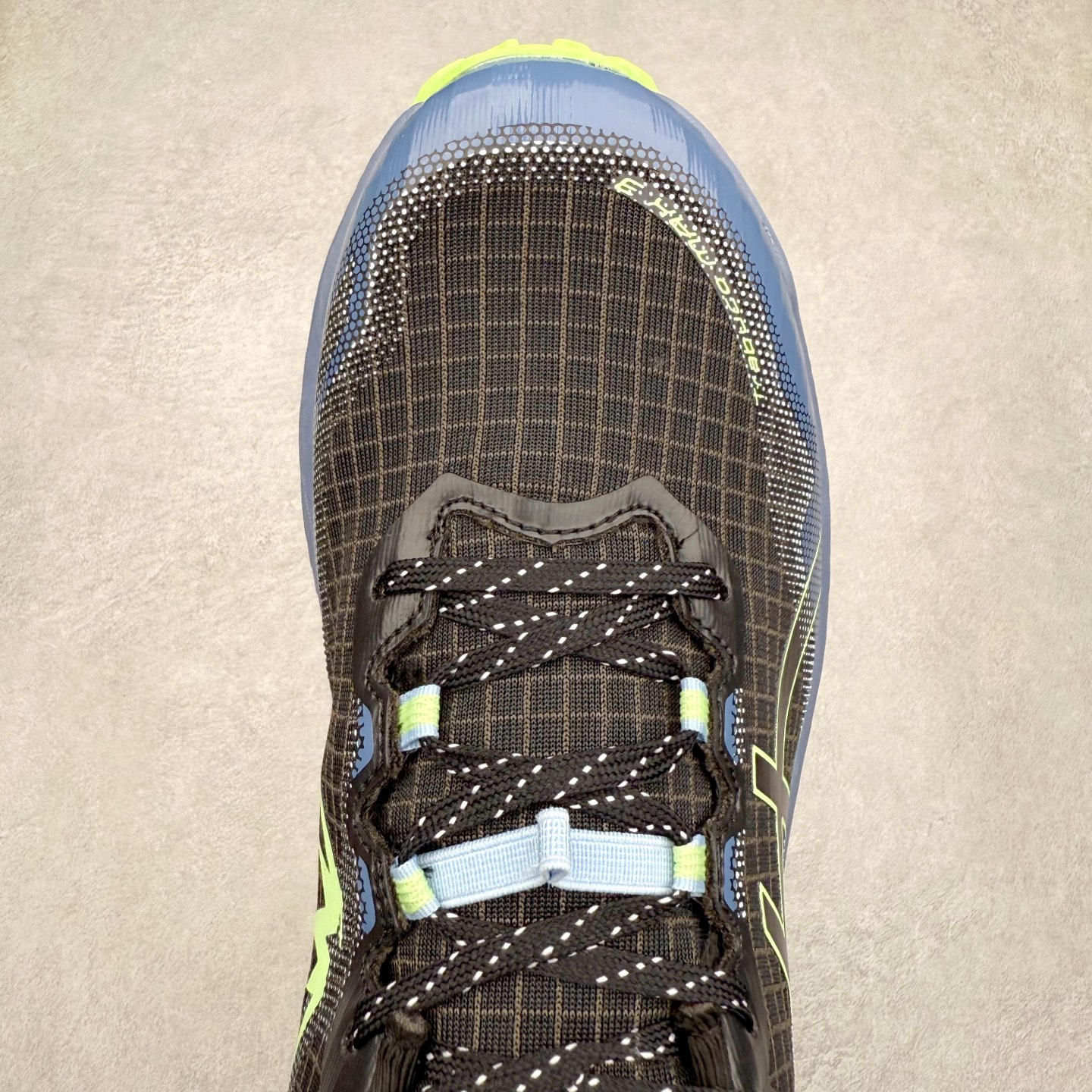 图片[4]-Asics Gel-Trabuco Max 3 舒适缓震轻便竞速 低帮跑步鞋 ASICS（亚瑟士）是日本实业家鬼冢喜八郎创立的跑鞋运动品牌，名字想法源自著名的拉丁谚语“AnimaSana In Corpore Sano”，意为“健全的精神寓于强健的体魄”。正如其名字的含义，ASICS亚瑟士一直坚信保持身体的健康与活力是打造健康快乐的生活方式的最佳途径。亚瑟士的跑鞋、篮球鞋等系列集专业与美貌于一身，拥有极高的热度。2016年，ASICS在“2016年日本最佳全球品牌”排行榜名列第17名。尺码：36 37 37.5 38 39 39.5 40 40.5 41.5 42 42.5 43.5 44 45-选品中心