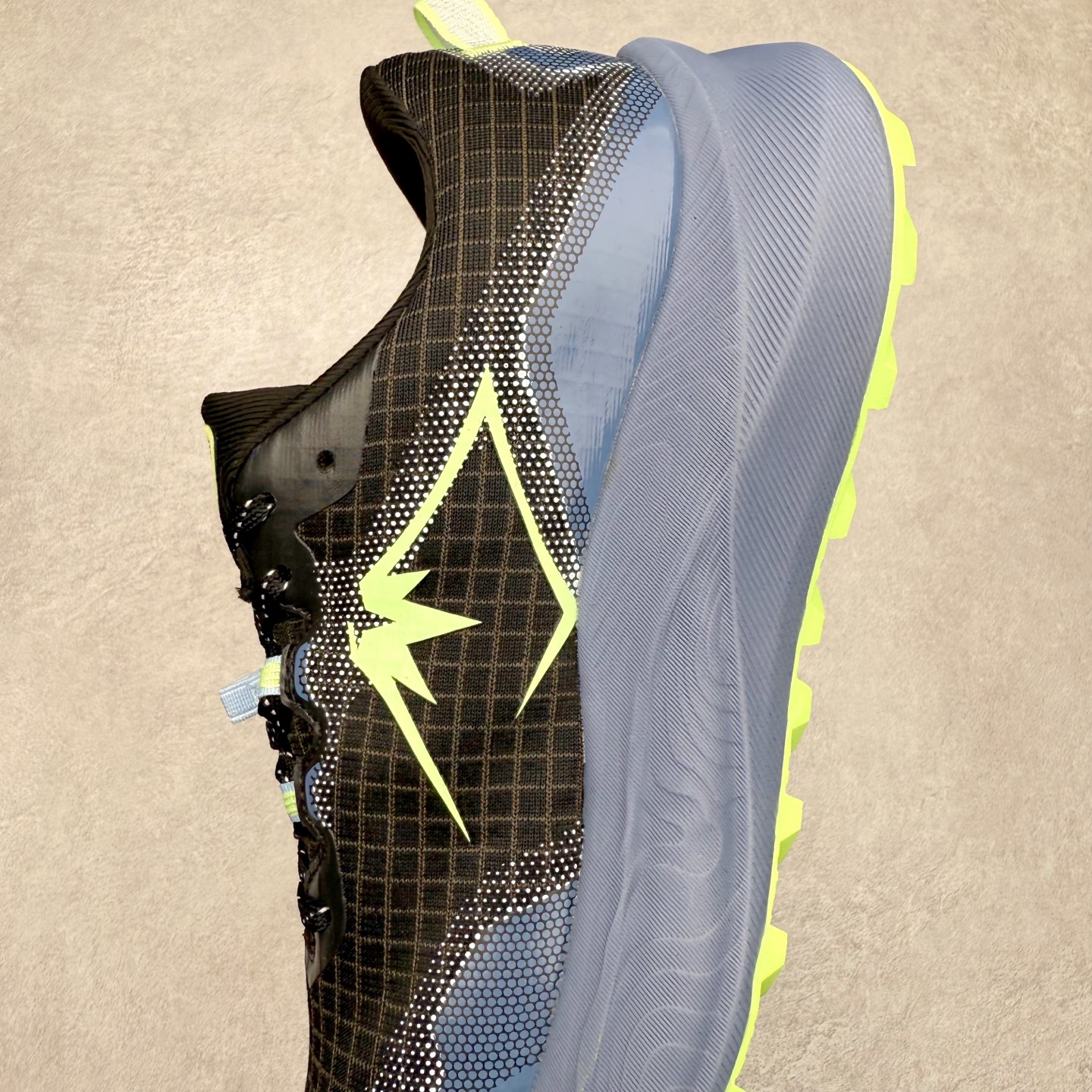 图片[7]-Asics Gel-Trabuco Max 3 舒适缓震轻便竞速 低帮跑步鞋 ASICS（亚瑟士）是日本实业家鬼冢喜八郎创立的跑鞋运动品牌，名字想法源自著名的拉丁谚语“AnimaSana In Corpore Sano”，意为“健全的精神寓于强健的体魄”。正如其名字的含义，ASICS亚瑟士一直坚信保持身体的健康与活力是打造健康快乐的生活方式的最佳途径。亚瑟士的跑鞋、篮球鞋等系列集专业与美貌于一身，拥有极高的热度。2016年，ASICS在“2016年日本最佳全球品牌”排行榜名列第17名。尺码：36 37 37.5 38 39 39.5 40 40.5 41.5 42 42.5 43.5 44 45-选品中心