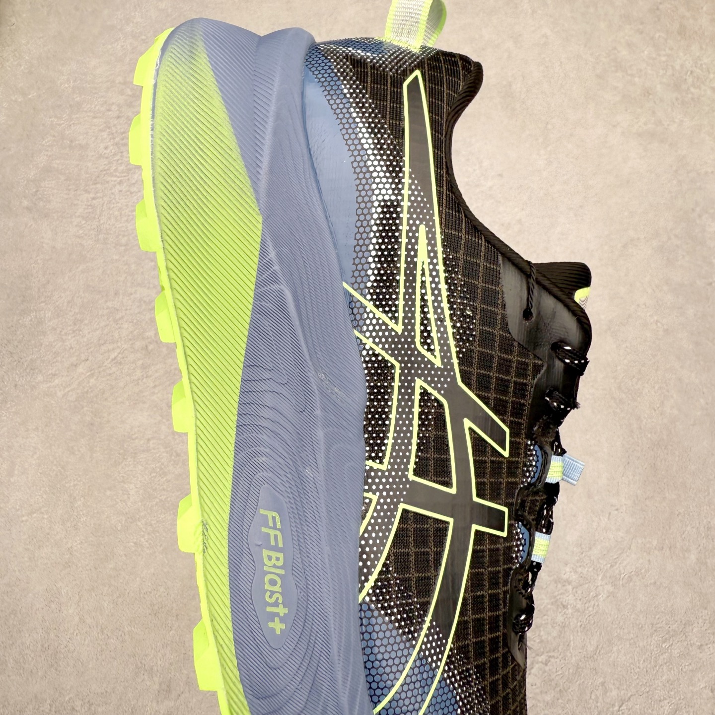 图片[6]-Asics Gel-Trabuco Max 3 舒适缓震轻便竞速 低帮跑步鞋 ASICS（亚瑟士）是日本实业家鬼冢喜八郎创立的跑鞋运动品牌，名字想法源自著名的拉丁谚语“AnimaSana In Corpore Sano”，意为“健全的精神寓于强健的体魄”。正如其名字的含义，ASICS亚瑟士一直坚信保持身体的健康与活力是打造健康快乐的生活方式的最佳途径。亚瑟士的跑鞋、篮球鞋等系列集专业与美貌于一身，拥有极高的热度。2016年，ASICS在“2016年日本最佳全球品牌”排行榜名列第17名。尺码：36 37 37.5 38 39 39.5 40 40.5 41.5 42 42.5 43.5 44 45-选品中心