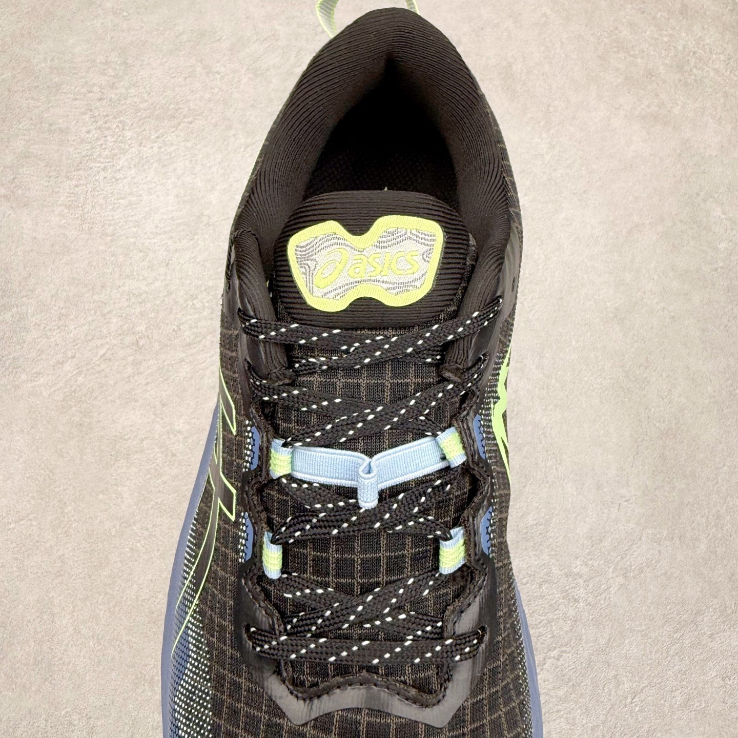 图片[5]-Asics Gel-Trabuco Max 3 舒适缓震轻便竞速 低帮跑步鞋 ASICS（亚瑟士）是日本实业家鬼冢喜八郎创立的跑鞋运动品牌，名字想法源自著名的拉丁谚语“AnimaSana In Corpore Sano”，意为“健全的精神寓于强健的体魄”。正如其名字的含义，ASICS亚瑟士一直坚信保持身体的健康与活力是打造健康快乐的生活方式的最佳途径。亚瑟士的跑鞋、篮球鞋等系列集专业与美貌于一身，拥有极高的热度。2016年，ASICS在“2016年日本最佳全球品牌”排行榜名列第17名。尺码：36 37 37.5 38 39 39.5 40 40.5 41.5 42 42.5 43.5 44 45-选品中心