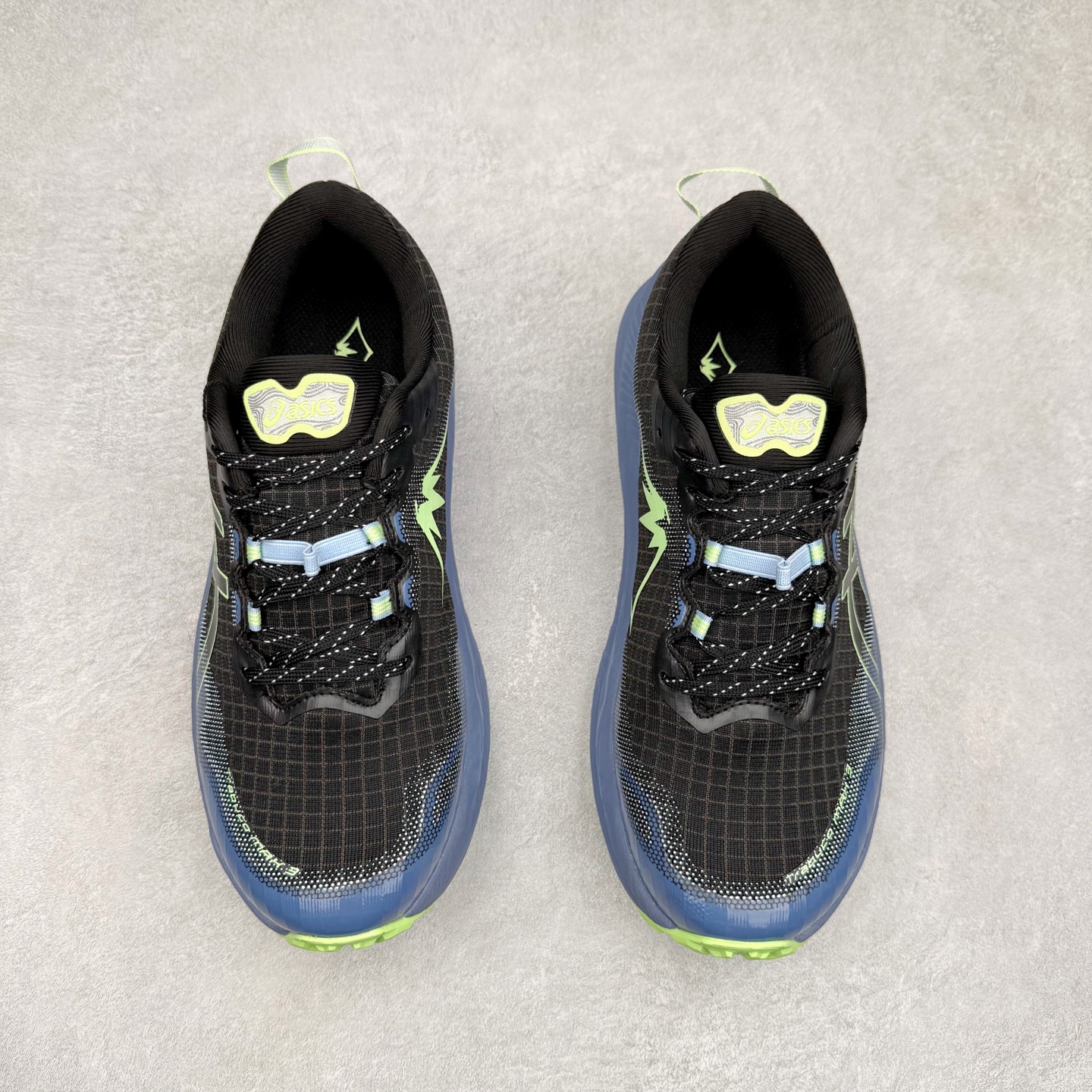 图片[2]-Asics Gel-Trabuco Max 3 舒适缓震轻便竞速 低帮跑步鞋 ASICS（亚瑟士）是日本实业家鬼冢喜八郎创立的跑鞋运动品牌，名字想法源自著名的拉丁谚语“AnimaSana In Corpore Sano”，意为“健全的精神寓于强健的体魄”。正如其名字的含义，ASICS亚瑟士一直坚信保持身体的健康与活力是打造健康快乐的生活方式的最佳途径。亚瑟士的跑鞋、篮球鞋等系列集专业与美貌于一身，拥有极高的热度。2016年，ASICS在“2016年日本最佳全球品牌”排行榜名列第17名。尺码：36 37 37.5 38 39 39.5 40 40.5 41.5 42 42.5 43.5 44 45-选品中心