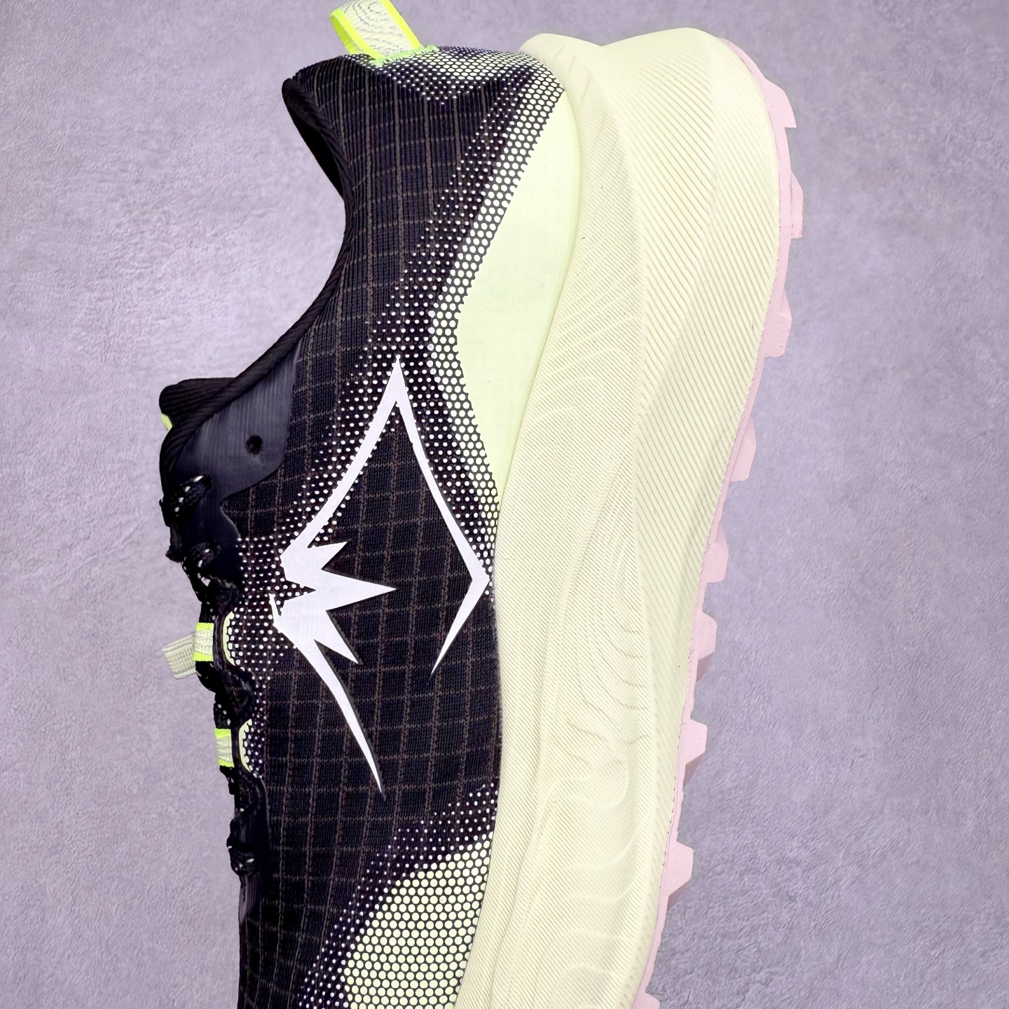 图片[7]-Asics Gel-Trabuco Max 3 舒适缓震轻便竞速 低帮跑步鞋 ASICS（亚瑟士）是日本实业家鬼冢喜八郎创立的跑鞋运动品牌，名字想法源自著名的拉丁谚语“AnimaSana In Corpore Sano”，意为“健全的精神寓于强健的体魄”。正如其名字的含义，ASICS亚瑟士一直坚信保持身体的健康与活力是打造健康快乐的生活方式的最佳途径。亚瑟士的跑鞋、篮球鞋等系列集专业与美貌于一身，拥有极高的热度。2016年，ASICS在“2016年日本最佳全球品牌”排行榜名列第17名。尺码：36 37 37.5 38 39 39.5 40 40.5 41.5 42 42.5 43.5 44 45-选品中心