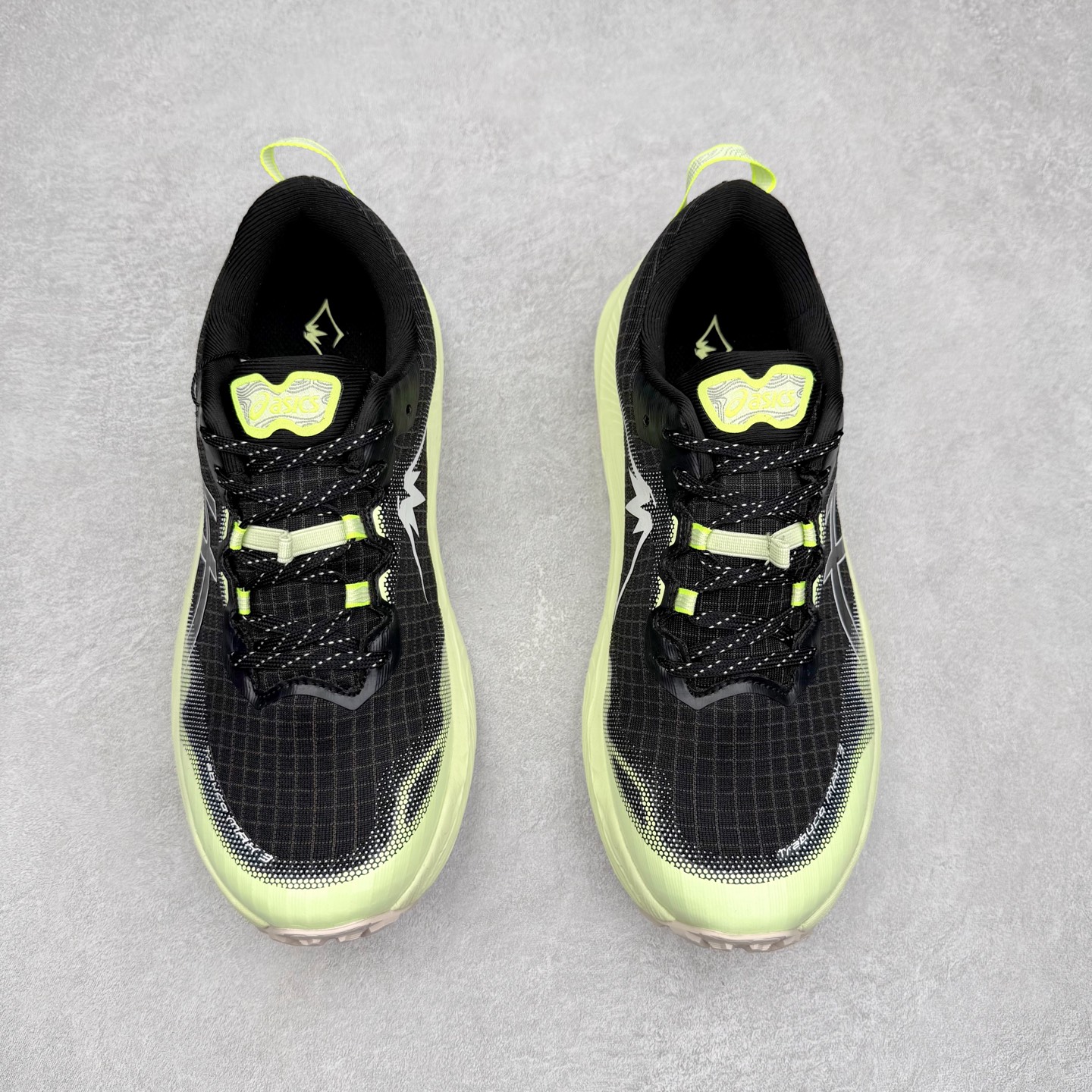 图片[2]-Asics Gel-Trabuco Max 3 舒适缓震轻便竞速 低帮跑步鞋 ASICS（亚瑟士）是日本实业家鬼冢喜八郎创立的跑鞋运动品牌，名字想法源自著名的拉丁谚语“AnimaSana In Corpore Sano”，意为“健全的精神寓于强健的体魄”。正如其名字的含义，ASICS亚瑟士一直坚信保持身体的健康与活力是打造健康快乐的生活方式的最佳途径。亚瑟士的跑鞋、篮球鞋等系列集专业与美貌于一身，拥有极高的热度。2016年，ASICS在“2016年日本最佳全球品牌”排行榜名列第17名。尺码：36 37 37.5 38 39 39.5 40 40.5 41.5 42 42.5 43.5 44 45-选品中心