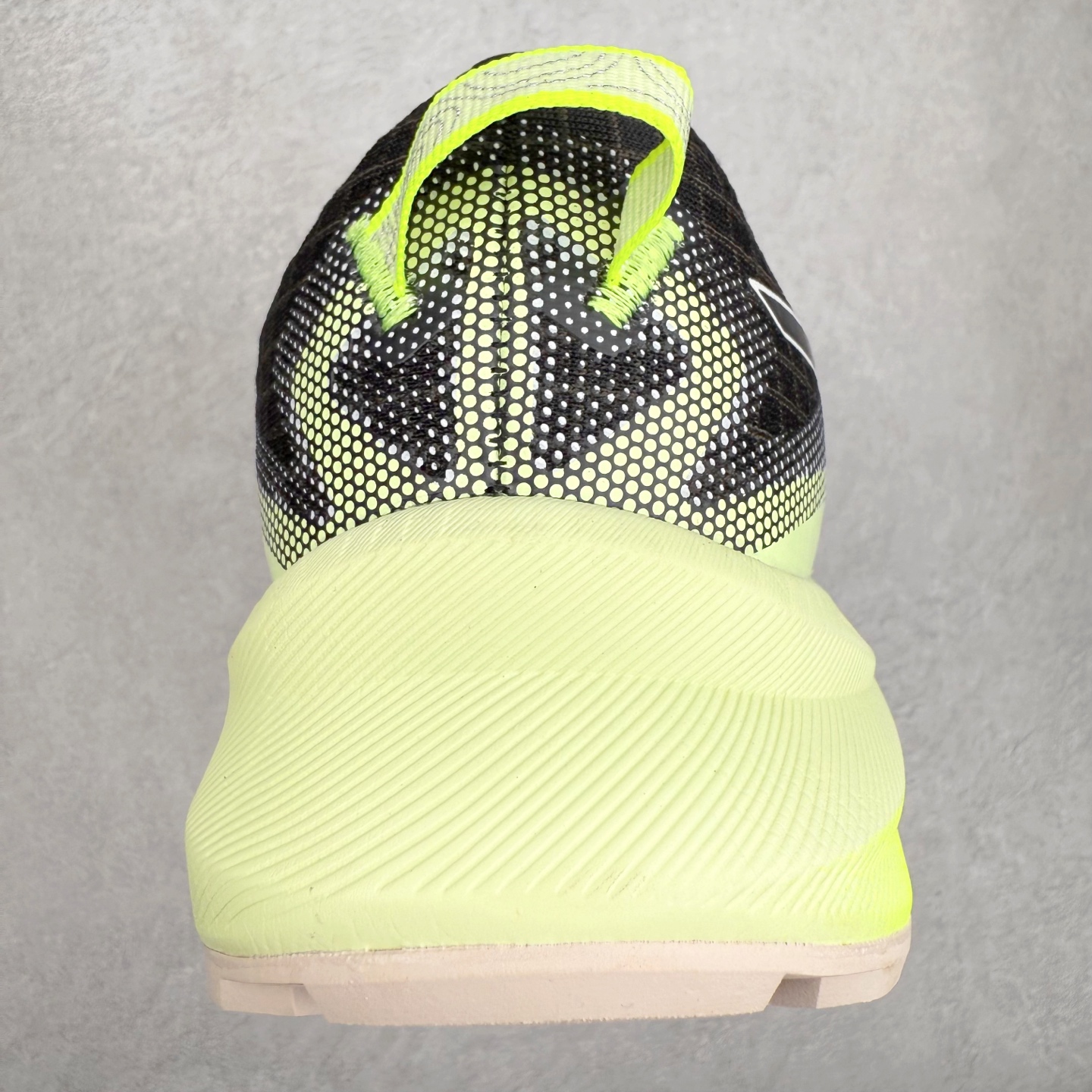 图片[8]-Asics Gel-Trabuco Max 3 舒适缓震轻便竞速 低帮跑步鞋 ASICS（亚瑟士）是日本实业家鬼冢喜八郎创立的跑鞋运动品牌，名字想法源自著名的拉丁谚语“AnimaSana In Corpore Sano”，意为“健全的精神寓于强健的体魄”。正如其名字的含义，ASICS亚瑟士一直坚信保持身体的健康与活力是打造健康快乐的生活方式的最佳途径。亚瑟士的跑鞋、篮球鞋等系列集专业与美貌于一身，拥有极高的热度。2016年，ASICS在“2016年日本最佳全球品牌”排行榜名列第17名。尺码：36 37 37.5 38 39 39.5 40 40.5 41.5 42 42.5 43.5 44 45-选品中心