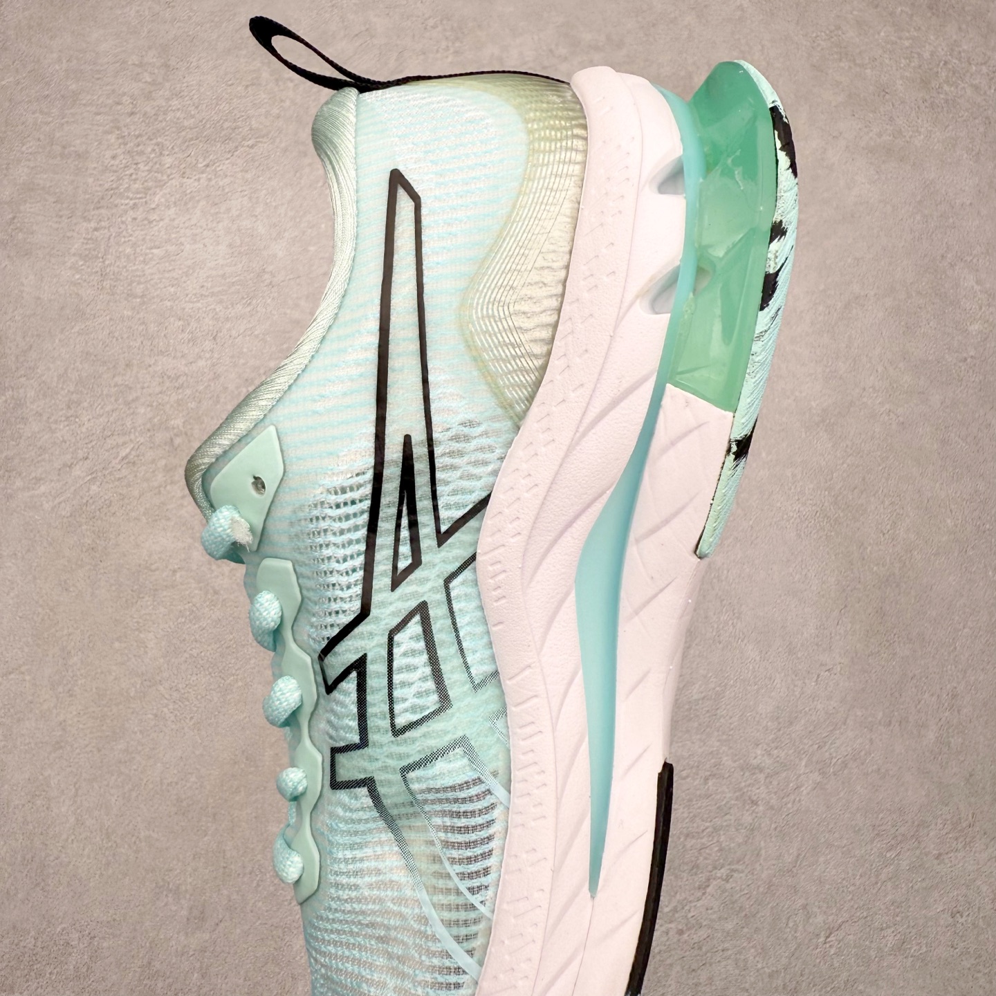 图片[7]-Asics Gel-Kinsei Blast 运动织物低帮休闲跑步鞋 ASICS（亚瑟士）是日本实业家鬼冢喜八郎创立的跑鞋运动品牌，名字想法源自著名的拉丁谚语“AnimaSana In Corpore Sano”，意为“健全的精神寓于强健的体魄”。正如其名字的含义，ASICS亚瑟士一直坚信保持身体的健康与活力是打造健康快乐的生活方式的最佳途径。亚瑟士的跑鞋、篮球鞋等系列集专业与美貌于一身，拥有极高的热度。2016年，ASICS在“2016年日本最佳全球品牌”排行榜名列第17名。尺码：36 37 37.5 38 39 39.5 40 40.5 41.5 42 42.5 43.5 44 45-选品中心