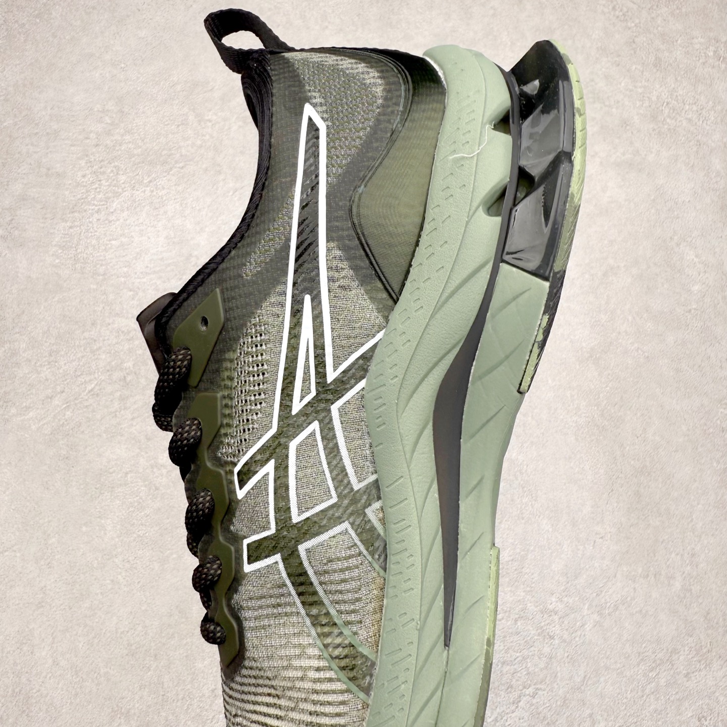 图片[7]-Asics Gel-Kinsei Blast 运动织物低帮休闲跑步鞋 ASICS（亚瑟士）是日本实业家鬼冢喜八郎创立的跑鞋运动品牌，名字想法源自著名的拉丁谚语“AnimaSana In Corpore Sano”，意为“健全的精神寓于强健的体魄”。正如其名字的含义，ASICS亚瑟士一直坚信保持身体的健康与活力是打造健康快乐的生活方式的最佳途径。亚瑟士的跑鞋、篮球鞋等系列集专业与美貌于一身，拥有极高的热度。2016年，ASICS在“2016年日本最佳全球品牌”排行榜名列第17名。尺码：36 37 37.5 38 39 39.5 40 40.5 41.5 42 42.5 43.5 44 45-选品中心