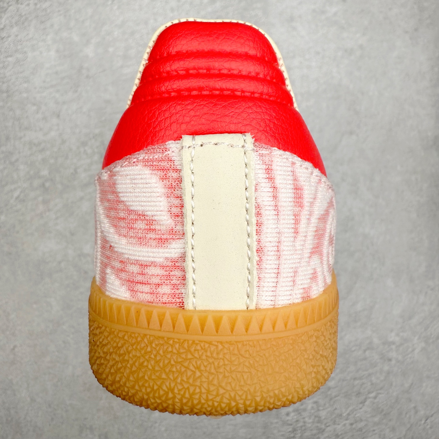 图片[8]-AD Original Samba OG 复古经典轻便板鞋 JR8841 口碑大厂出品 品控大底版型不断改良更新 全套原纸板楦头开发 确保原汁原味 完美呈现桑巴版型 一比一鞋头弧度高度鞋身弧度 此版本只针对中端市场 皮料材质有所更替 其他数据细节工艺流程均保持一致 绝不口嗨 细节品控鞋型随意对比 正确烫金高频细节 原装纳米超迁皮料 独家私模橡胶大底 原盒原配 这款桑巴鞋展示了高质量的工艺 带有装饰的超锁缝制和无缝的手感 柔软、柔软的皮革造型和标志性的3条纹完成了精致的外观 正规合身鞋带 鞋面上有绒面鞋垫 橡胶鞋底 享受正畸套筒软感 自50年代首次亮相以来就一直在赢得粉丝的青睐 尺码：35.5 36 36.5 37.5 38 38.5 39 40 40.5 41 42 42.5 43 44 44.5 45-选品中心