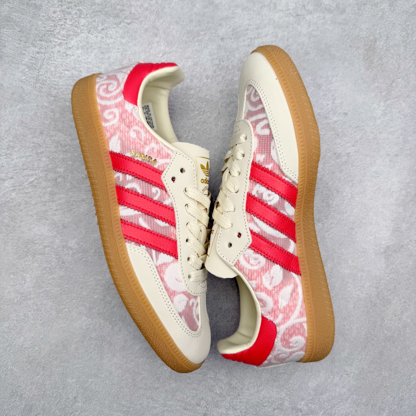 图片[3]-AD Original Samba OG 复古经典轻便板鞋 JR8841 口碑大厂出品 品控大底版型不断改良更新 全套原纸板楦头开发 确保原汁原味 完美呈现桑巴版型 一比一鞋头弧度高度鞋身弧度 此版本只针对中端市场 皮料材质有所更替 其他数据细节工艺流程均保持一致 绝不口嗨 细节品控鞋型随意对比 正确烫金高频细节 原装纳米超迁皮料 独家私模橡胶大底 原盒原配 这款桑巴鞋展示了高质量的工艺 带有装饰的超锁缝制和无缝的手感 柔软、柔软的皮革造型和标志性的3条纹完成了精致的外观 正规合身鞋带 鞋面上有绒面鞋垫 橡胶鞋底 享受正畸套筒软感 自50年代首次亮相以来就一直在赢得粉丝的青睐 尺码：35.5 36 36.5 37.5 38 38.5 39 40 40.5 41 42 42.5 43 44 44.5 45-选品中心