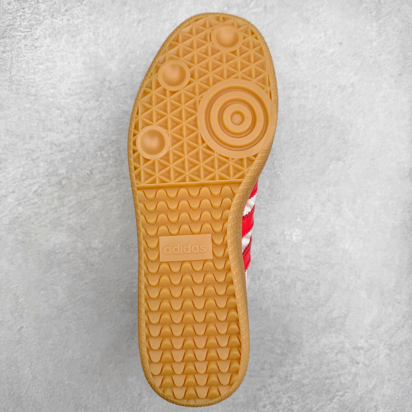 图片[9]-AD Original Samba OG 复古经典轻便板鞋 JR8841 口碑大厂出品 品控大底版型不断改良更新 全套原纸板楦头开发 确保原汁原味 完美呈现桑巴版型 一比一鞋头弧度高度鞋身弧度 此版本只针对中端市场 皮料材质有所更替 其他数据细节工艺流程均保持一致 绝不口嗨 细节品控鞋型随意对比 正确烫金高频细节 原装纳米超迁皮料 独家私模橡胶大底 原盒原配 这款桑巴鞋展示了高质量的工艺 带有装饰的超锁缝制和无缝的手感 柔软、柔软的皮革造型和标志性的3条纹完成了精致的外观 正规合身鞋带 鞋面上有绒面鞋垫 橡胶鞋底 享受正畸套筒软感 自50年代首次亮相以来就一直在赢得粉丝的青睐 尺码：35.5 36 36.5 37.5 38 38.5 39 40 40.5 41 42 42.5 43 44 44.5 45-选品中心