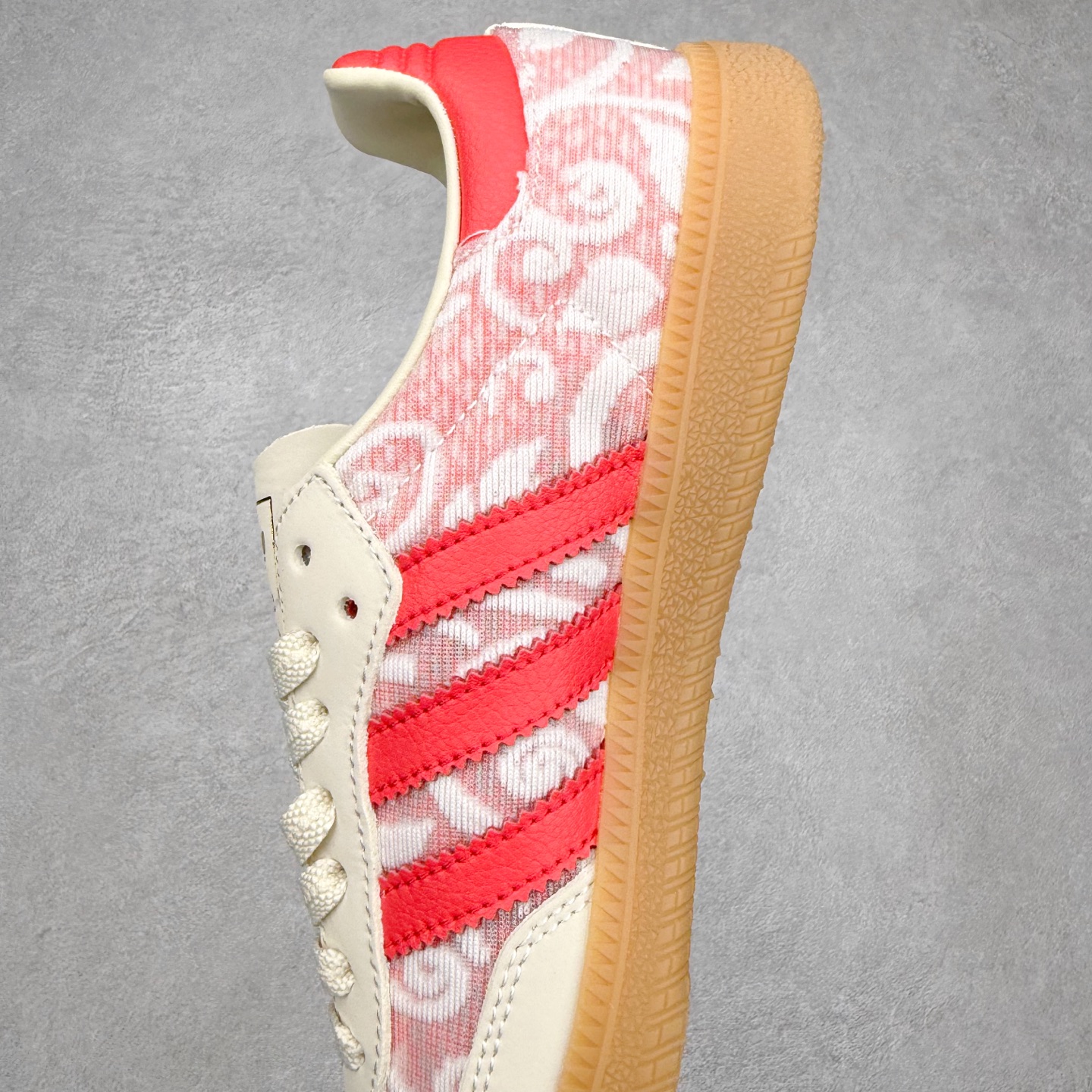 图片[7]-AD Original Samba OG 复古经典轻便板鞋 JR8841 口碑大厂出品 品控大底版型不断改良更新 全套原纸板楦头开发 确保原汁原味 完美呈现桑巴版型 一比一鞋头弧度高度鞋身弧度 此版本只针对中端市场 皮料材质有所更替 其他数据细节工艺流程均保持一致 绝不口嗨 细节品控鞋型随意对比 正确烫金高频细节 原装纳米超迁皮料 独家私模橡胶大底 原盒原配 这款桑巴鞋展示了高质量的工艺 带有装饰的超锁缝制和无缝的手感 柔软、柔软的皮革造型和标志性的3条纹完成了精致的外观 正规合身鞋带 鞋面上有绒面鞋垫 橡胶鞋底 享受正畸套筒软感 自50年代首次亮相以来就一直在赢得粉丝的青睐 尺码：35.5 36 36.5 37.5 38 38.5 39 40 40.5 41 42 42.5 43 44 44.5 45-选品中心