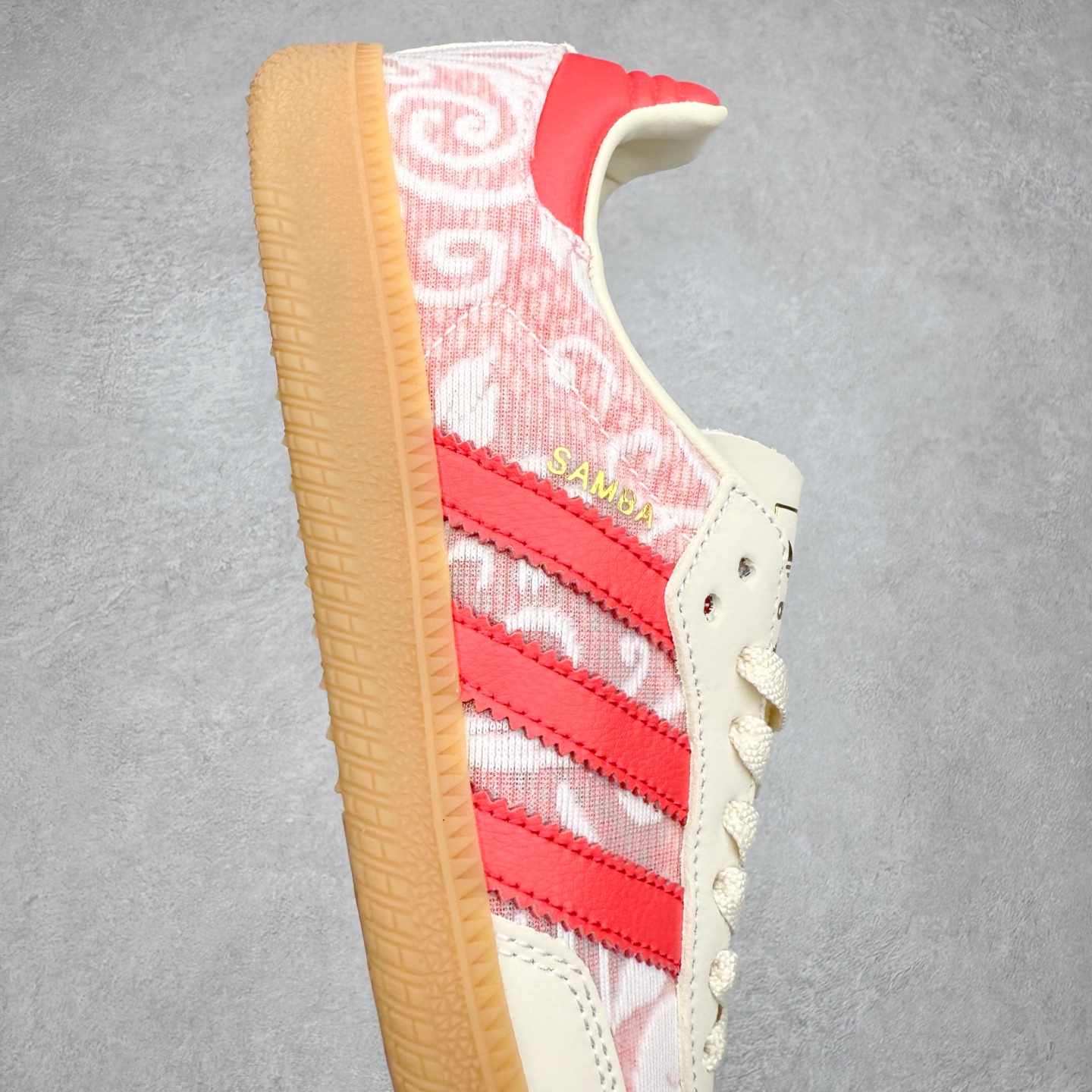 图片[6]-AD Original Samba OG 复古经典轻便板鞋 JR8841 口碑大厂出品 品控大底版型不断改良更新 全套原纸板楦头开发 确保原汁原味 完美呈现桑巴版型 一比一鞋头弧度高度鞋身弧度 此版本只针对中端市场 皮料材质有所更替 其他数据细节工艺流程均保持一致 绝不口嗨 细节品控鞋型随意对比 正确烫金高频细节 原装纳米超迁皮料 独家私模橡胶大底 原盒原配 这款桑巴鞋展示了高质量的工艺 带有装饰的超锁缝制和无缝的手感 柔软、柔软的皮革造型和标志性的3条纹完成了精致的外观 正规合身鞋带 鞋面上有绒面鞋垫 橡胶鞋底 享受正畸套筒软感 自50年代首次亮相以来就一直在赢得粉丝的青睐 尺码：35.5 36 36.5 37.5 38 38.5 39 40 40.5 41 42 42.5 43 44 44.5 45-选品中心