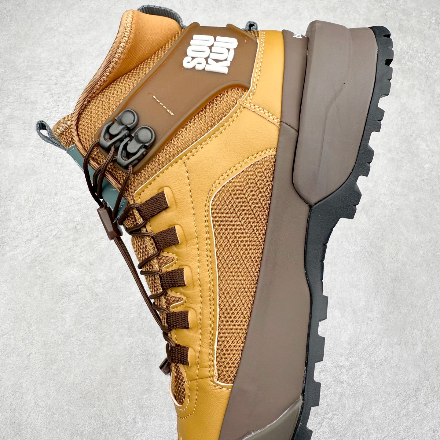 图片[7]-The North Face 北面 户外运动休闲登山鞋越野徒步鞋 大厂品质 面料采用进口牛皮 鞋底采用Vibram黄金大底 专门为鞋底设计的橡胶以出色的耐磨性 良好的防滑性或得不少户外运动爱好者的喜欢 专业户外登山品牌（北面）The North Face自1966年创立，由两位热爱登山徒步的年轻登山者于美西旧金山开创，不断透过研发与创新，并且将最先进的技术结合在服装与鞋款设计，生产多种外型帅气且专业能力非常强的户外运动装备而备受欢迎。 尺码：40-45-选品中心