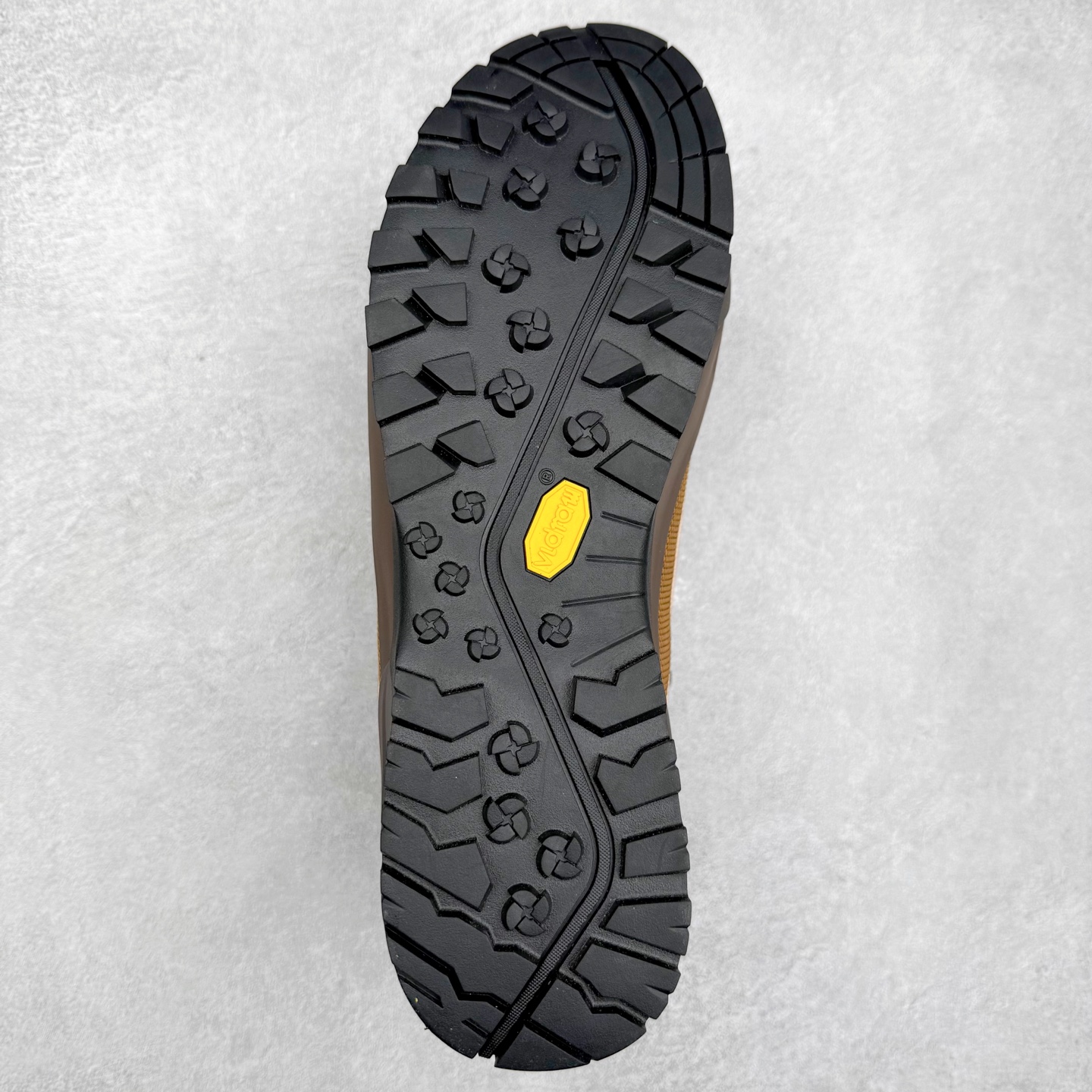 图片[9]-The North Face 北面 户外运动休闲登山鞋越野徒步鞋 大厂品质 面料采用进口牛皮 鞋底采用Vibram黄金大底 专门为鞋底设计的橡胶以出色的耐磨性 良好的防滑性或得不少户外运动爱好者的喜欢 专业户外登山品牌（北面）The North Face自1966年创立，由两位热爱登山徒步的年轻登山者于美西旧金山开创，不断透过研发与创新，并且将最先进的技术结合在服装与鞋款设计，生产多种外型帅气且专业能力非常强的户外运动装备而备受欢迎。 尺码：40-45-选品中心