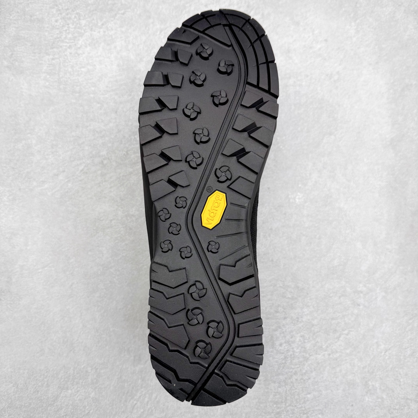 图片[9]-The North Face 北面 户外运动休闲登山鞋越野徒步鞋 大厂品质 面料采用进口牛皮 鞋底采用Vibram黄金大底 专门为鞋底设计的橡胶以出色的耐磨性 良好的防滑性或得不少户外运动爱好者的喜欢 专业户外登山品牌（北面）The North Face自1966年创立，由两位热爱登山徒步的年轻登山者于美西旧金山开创，不断透过研发与创新，并且将最先进的技术结合在服装与鞋款设计，生产多种外型帅气且专业能力非常强的户外运动装备而备受欢迎。 尺码：40-45-选品中心