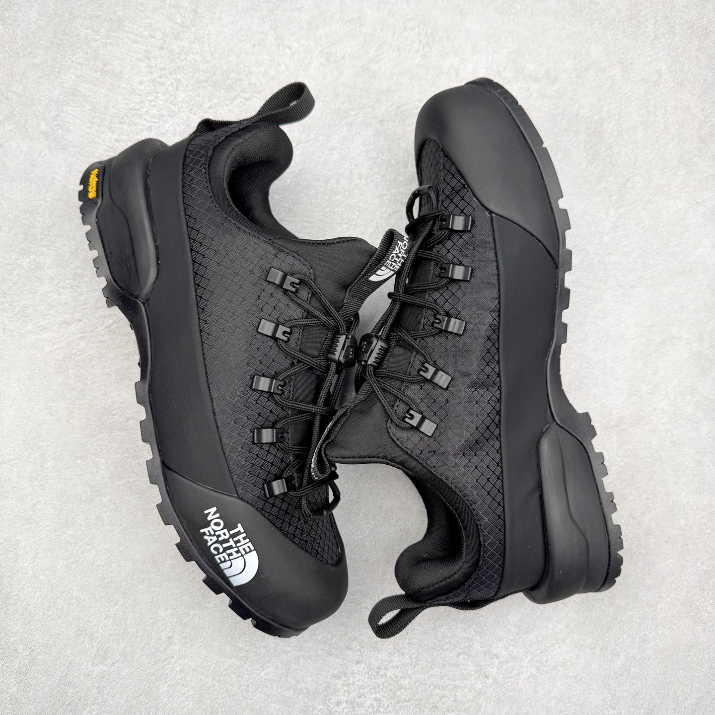 图片[3]-The North Face 北面 户外运动休闲登山鞋越野徒步鞋 大厂品质 面料采用进口牛皮 鞋底采用Vibram黄金大底 专门为鞋底设计的橡胶以出色的耐磨性 良好的防滑性或得不少户外运动爱好者的喜欢 专业户外登山品牌（北面）The North Face自1966年创立，由两位热爱登山徒步的年轻登山者于美西旧金山开创，不断透过研发与创新，并且将最先进的技术结合在服装与鞋款设计，生产多种外型帅气且专业能力非常强的户外运动装备而备受欢迎。 尺码：40-45-选品中心