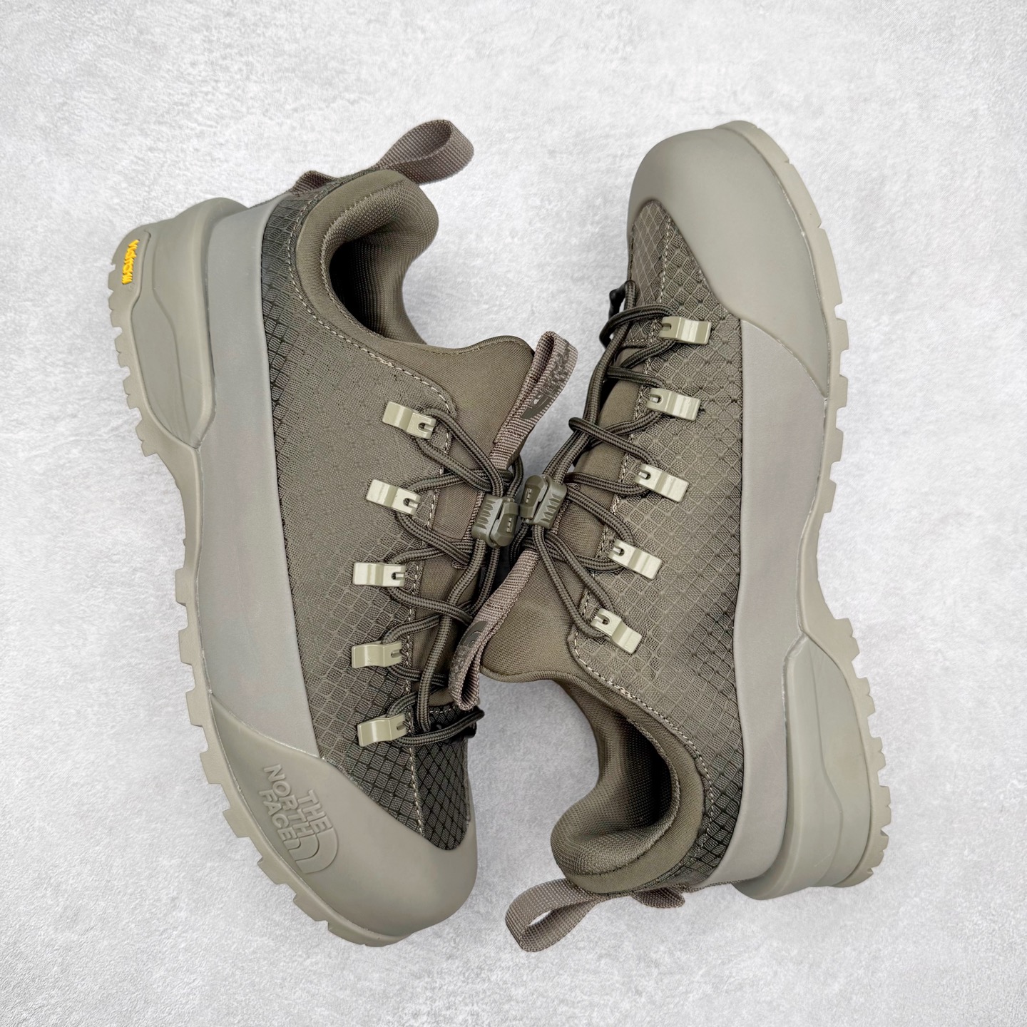 图片[3]-The North Face 北面 户外运动休闲登山鞋越野徒步鞋 大厂品质 面料采用进口牛皮 鞋底采用Vibram黄金大底 专门为鞋底设计的橡胶以出色的耐磨性 良好的防滑性或得不少户外运动爱好者的喜欢 专业户外登山品牌（北面）The North Face自1966年创立，由两位热爱登山徒步的年轻登山者于美西旧金山开创，不断透过研发与创新，并且将最先进的技术结合在服装与鞋款设计，生产多种外型帅气且专业能力非常强的户外运动装备而备受欢迎。 尺码：40-45-选品中心