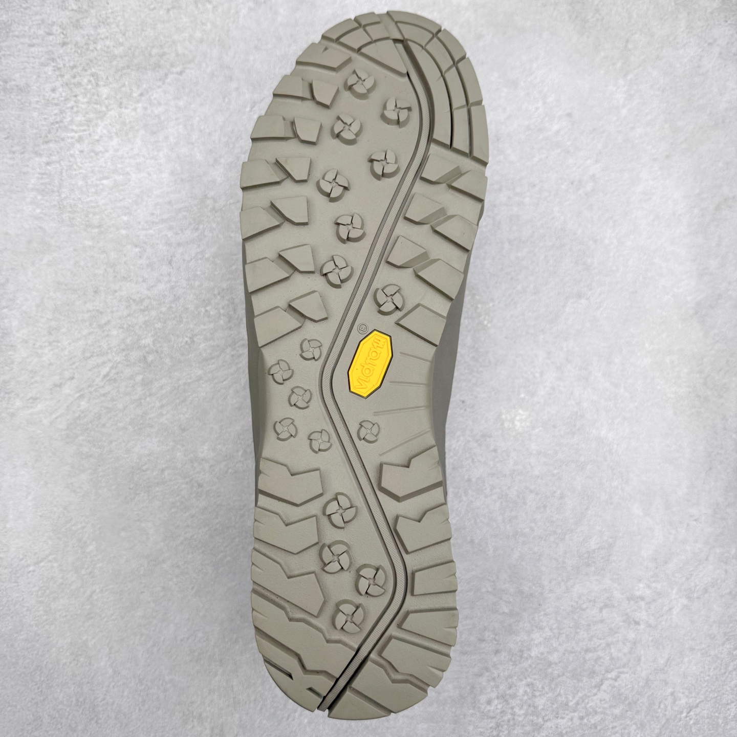 图片[9]-The North Face 北面 户外运动休闲登山鞋越野徒步鞋 大厂品质 面料采用进口牛皮 鞋底采用Vibram黄金大底 专门为鞋底设计的橡胶以出色的耐磨性 良好的防滑性或得不少户外运动爱好者的喜欢 专业户外登山品牌（北面）The North Face自1966年创立，由两位热爱登山徒步的年轻登山者于美西旧金山开创，不断透过研发与创新，并且将最先进的技术结合在服装与鞋款设计，生产多种外型帅气且专业能力非常强的户外运动装备而备受欢迎。 尺码：40-45-选品中心