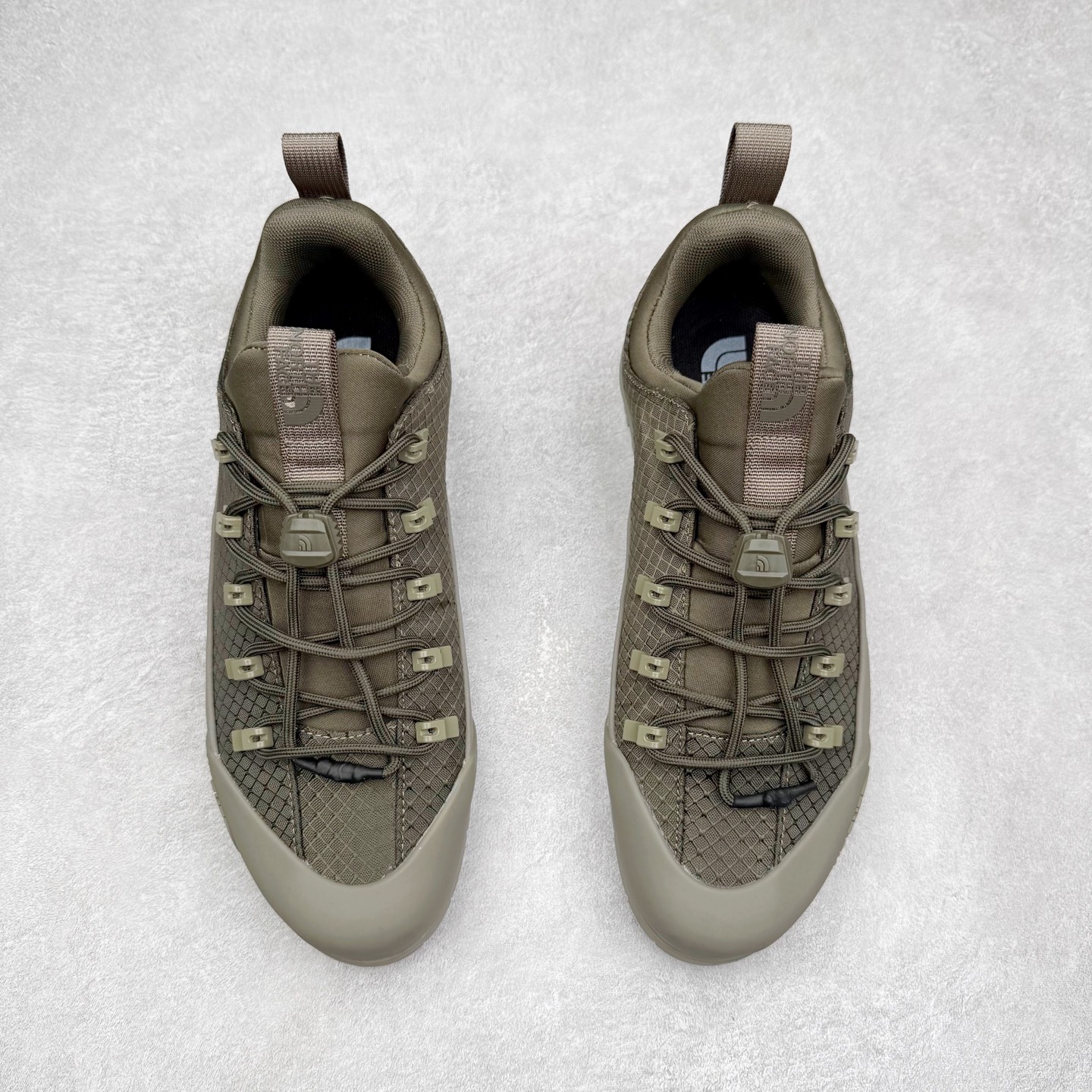 图片[2]-The North Face 北面 户外运动休闲登山鞋越野徒步鞋 大厂品质 面料采用进口牛皮 鞋底采用Vibram黄金大底 专门为鞋底设计的橡胶以出色的耐磨性 良好的防滑性或得不少户外运动爱好者的喜欢 专业户外登山品牌（北面）The North Face自1966年创立，由两位热爱登山徒步的年轻登山者于美西旧金山开创，不断透过研发与创新，并且将最先进的技术结合在服装与鞋款设计，生产多种外型帅气且专业能力非常强的户外运动装备而备受欢迎。 尺码：40-45-选品中心