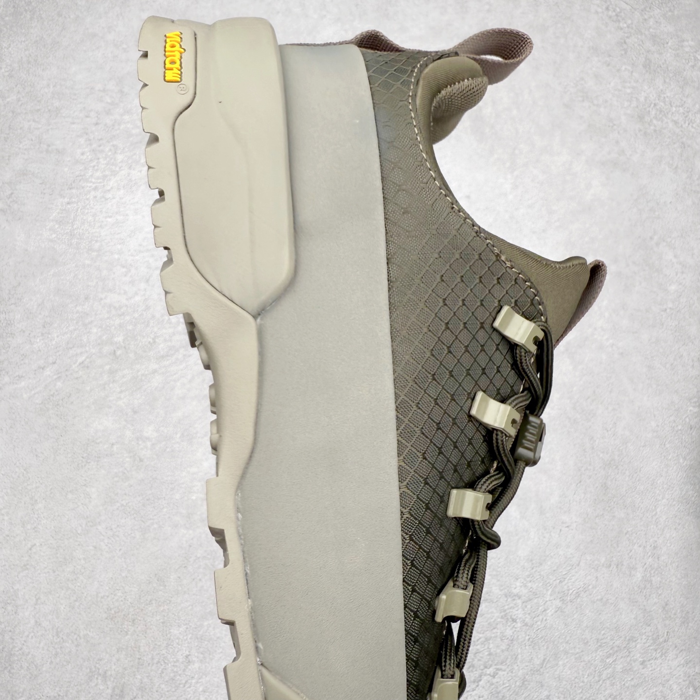 图片[6]-The North Face 北面 户外运动休闲登山鞋越野徒步鞋 大厂品质 面料采用进口牛皮 鞋底采用Vibram黄金大底 专门为鞋底设计的橡胶以出色的耐磨性 良好的防滑性或得不少户外运动爱好者的喜欢 专业户外登山品牌（北面）The North Face自1966年创立，由两位热爱登山徒步的年轻登山者于美西旧金山开创，不断透过研发与创新，并且将最先进的技术结合在服装与鞋款设计，生产多种外型帅气且专业能力非常强的户外运动装备而备受欢迎。 尺码：40-45-选品中心