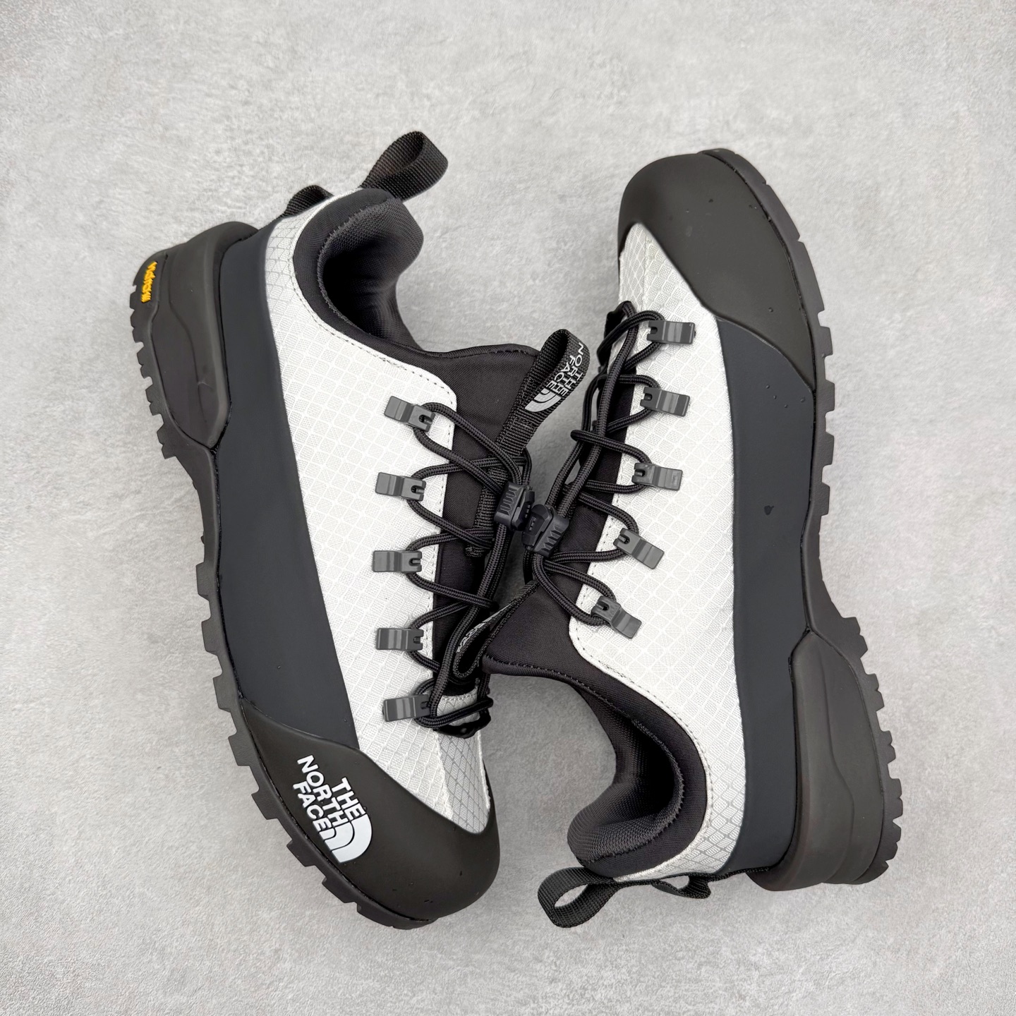 图片[3]-The North Face 北面 户外运动休闲登山鞋越野徒步鞋 大厂品质 面料采用进口牛皮 鞋底采用Vibram黄金大底 专门为鞋底设计的橡胶以出色的耐磨性 良好的防滑性或得不少户外运动爱好者的喜欢 专业户外登山品牌（北面）The North Face自1966年创立，由两位热爱登山徒步的年轻登山者于美西旧金山开创，不断透过研发与创新，并且将最先进的技术结合在服装与鞋款设计，生产多种外型帅气且专业能力非常强的户外运动装备而备受欢迎。 尺码：40-45-选品中心