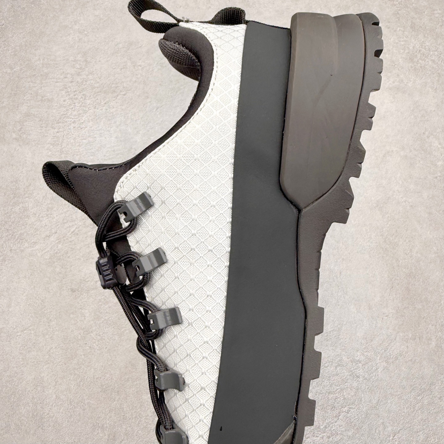 图片[7]-The North Face 北面 户外运动休闲登山鞋越野徒步鞋 大厂品质 面料采用进口牛皮 鞋底采用Vibram黄金大底 专门为鞋底设计的橡胶以出色的耐磨性 良好的防滑性或得不少户外运动爱好者的喜欢 专业户外登山品牌（北面）The North Face自1966年创立，由两位热爱登山徒步的年轻登山者于美西旧金山开创，不断透过研发与创新，并且将最先进的技术结合在服装与鞋款设计，生产多种外型帅气且专业能力非常强的户外运动装备而备受欢迎。 尺码：40-45-选品中心