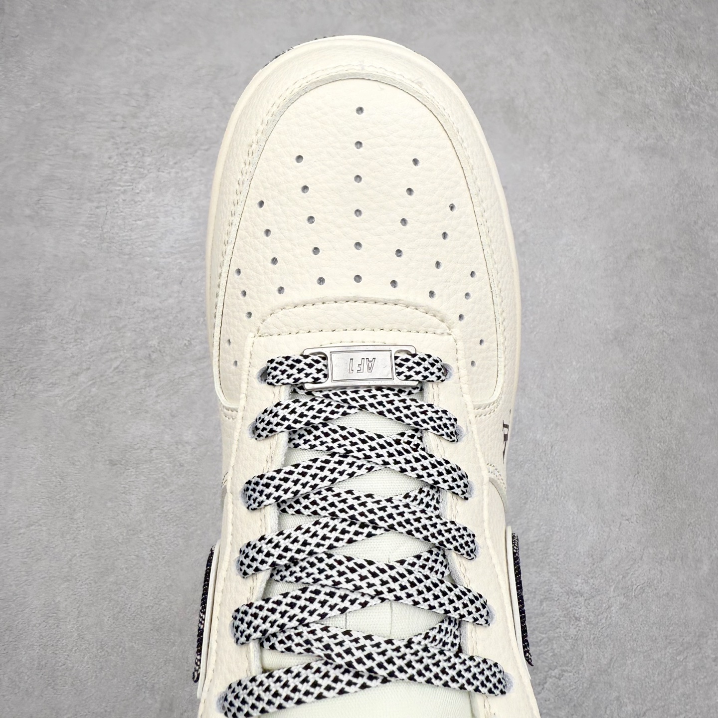 图片[4]-NK Air Force 1´07 Low 空军一号低帮百搭休闲运动板鞋 SM6668-108 柔软、弹性十足的缓震性能和出色的中底设计 横跨复古与现代的外型结合 造就出风靡全球 三十多年的Force 1 直到今天还深受青睐 实拍调校N版已经零色差零失真 百分百还原实物色彩所见即所得 不存在货不对板色差等低级问题 选购参考实物拍摄 不混卖不参货 只用心做好货严格选品 承诺混一赔十 尺码：36 36.5 37.5 38 38.5 39 40 40.5 41 42 42.5 43 44 44.5 45-选品中心