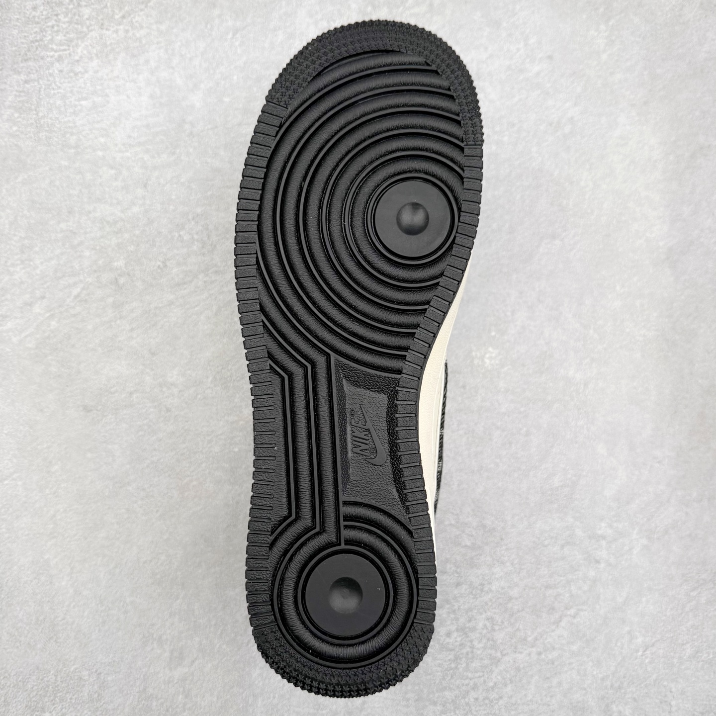 图片[9]-NK Air Force 1´07 Low 空军一号低帮百搭休闲运动板鞋 SM6668-108 柔软、弹性十足的缓震性能和出色的中底设计 横跨复古与现代的外型结合 造就出风靡全球 三十多年的Force 1 直到今天还深受青睐 实拍调校N版已经零色差零失真 百分百还原实物色彩所见即所得 不存在货不对板色差等低级问题 选购参考实物拍摄 不混卖不参货 只用心做好货严格选品 承诺混一赔十 尺码：36 36.5 37.5 38 38.5 39 40 40.5 41 42 42.5 43 44 44.5 45-选品中心