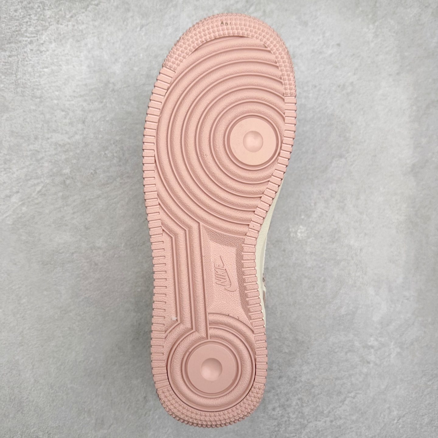 图片[9]-NK Air Force 1´07 Low 空军一号低帮百搭休闲运动板鞋 KB1688-006 柔软、弹性十足的缓震性能和出色的中底设计 横跨复古与现代的外型结合 造就出风靡全球 三十多年的Force 1 直到今天还深受青睐 实拍调校N版已经零色差零失真 百分百还原实物色彩所见即所得 不存在货不对板色差等低级问题 选购参考实物拍摄 不混卖不参货 只用心做好货严格选品 承诺混一赔十 尺码：36 36.5 37.5 38 38.5 39 40 40.5 41 42 42.5 43 44 44.5 45-选品中心