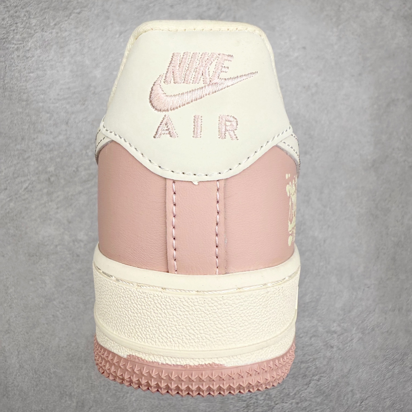 图片[8]-NK Air Force 1´07 Low 空军一号低帮百搭休闲运动板鞋 KB1688-006 柔软、弹性十足的缓震性能和出色的中底设计 横跨复古与现代的外型结合 造就出风靡全球 三十多年的Force 1 直到今天还深受青睐 实拍调校N版已经零色差零失真 百分百还原实物色彩所见即所得 不存在货不对板色差等低级问题 选购参考实物拍摄 不混卖不参货 只用心做好货严格选品 承诺混一赔十 尺码：36 36.5 37.5 38 38.5 39 40 40.5 41 42 42.5 43 44 44.5 45-选品中心