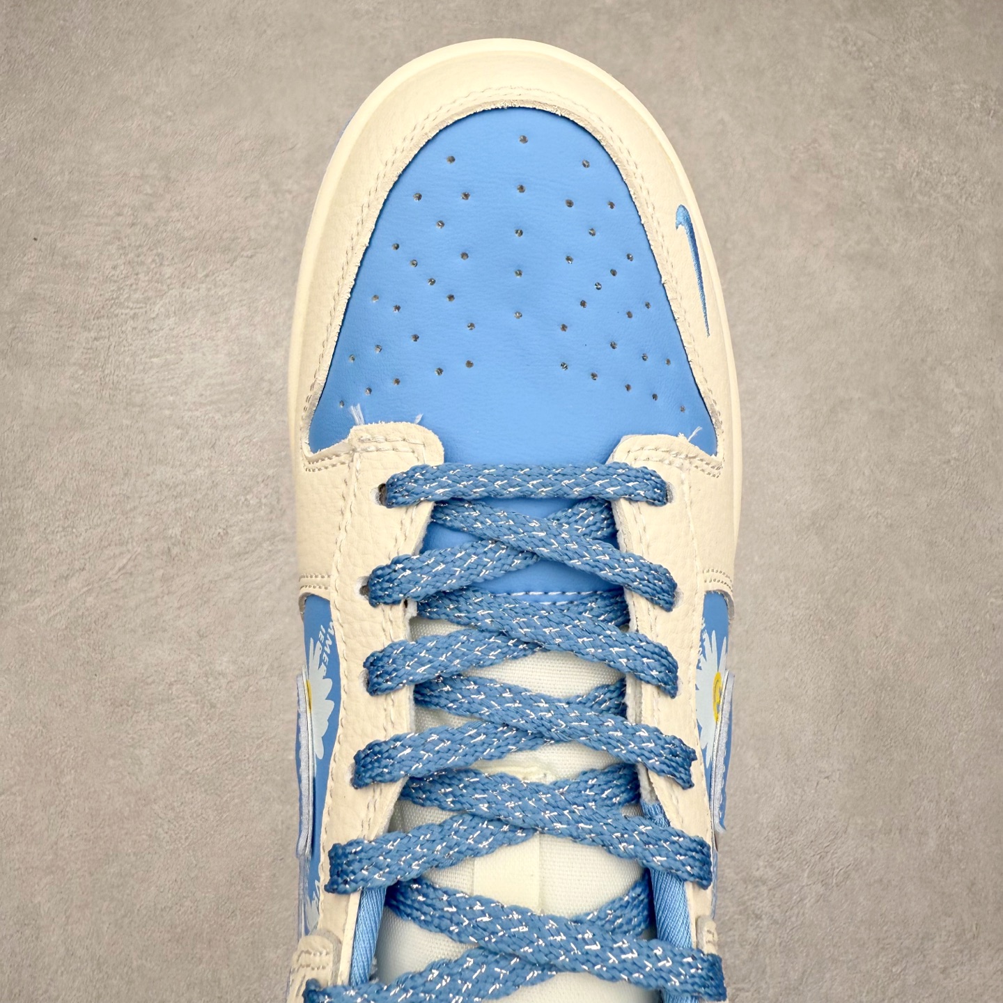 图片[4]-NK Dunk Low 定制配色 SC0601-455 大厂出品 极力推荐 原装头层材料 独家版型蒸餾加工帶來的是更好的视觉和脚感体验大厂纯原品质出货 清洁度 电绣工艺 皮料切割干净无任何毛边 细节完美 实拍调校N版已经零色差零失真 百分百还原实物色彩所见即所得 不存在货不对板色差等低级问题 选购参考实物拍摄 不混卖不参货 只用心做好货严格选品 承诺混一赔十 尺码：36 36.5 37.5 38 38.5 39 40 40.5 41 42 42.5 43 44 44.5 45-选品中心