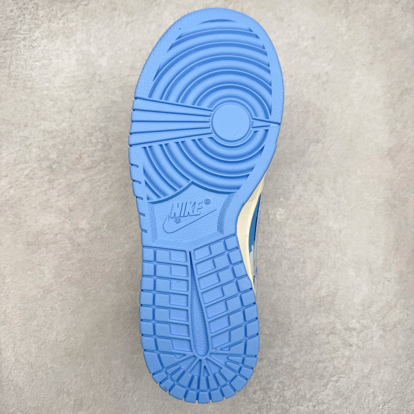 图片[9]-NK Dunk Low 定制配色 SC0601-455 大厂出品 极力推荐 原装头层材料 独家版型蒸餾加工帶來的是更好的视觉和脚感体验大厂纯原品质出货 清洁度 电绣工艺 皮料切割干净无任何毛边 细节完美 实拍调校N版已经零色差零失真 百分百还原实物色彩所见即所得 不存在货不对板色差等低级问题 选购参考实物拍摄 不混卖不参货 只用心做好货严格选品 承诺混一赔十 尺码：36 36.5 37.5 38 38.5 39 40 40.5 41 42 42.5 43 44 44.5 45-选品中心