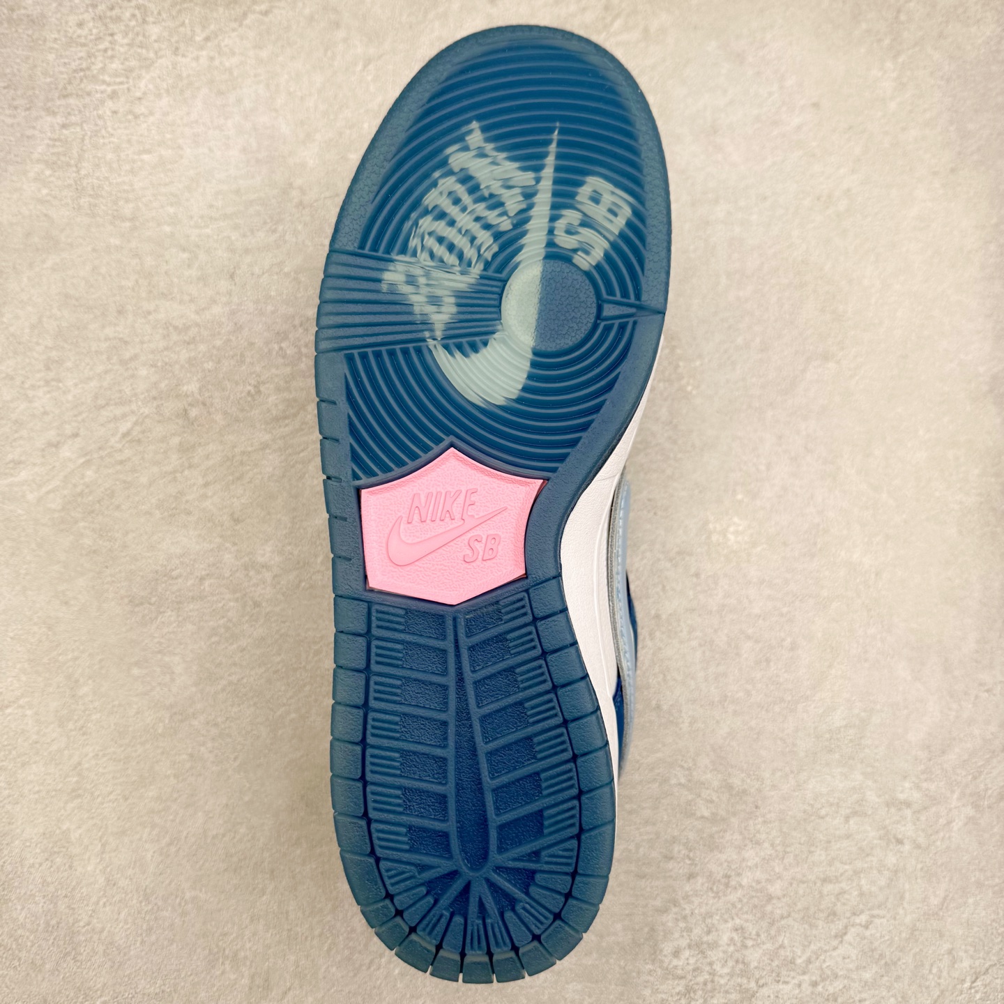 图片[9]-＃F版 Born x Raised x NK SB Dunk Low 三方联名蓝白 货号：FN7819-400 极限压缩利润空间 超乎所想的高性价比 用料绝不含糊 原盒原配 正确耐磨橡胶大底 超高清洁度 全鞋零毛边皮料切割 全套原楦原模倾力打造完美版型 尺码：36 36.5 37.5 38 38.5 39 40 40.5 41 42 42.5 43 44 44.5 45 46 47.5-选品中心