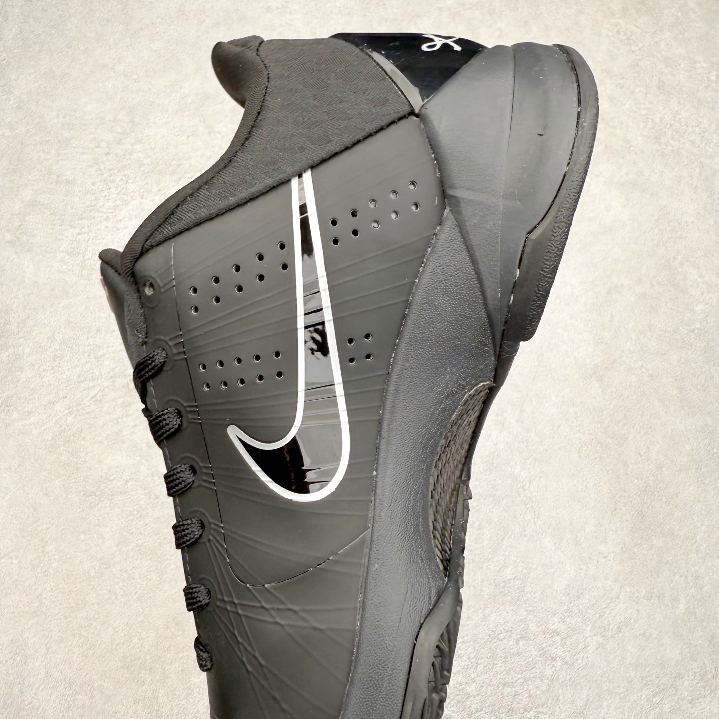 图片[7]-＃福利特价 NK Kobe 5 Protro 科比5代专业实战篮球鞋 采用了复合式的鞋面 内层为透气网面 中层加载Fly wire科技 而外层则用聚氨酯岛状结构塑造出非常逼真的蛇麟纹路 多层的鞋面结构带来了更好的透气性和更有针对性的保护 加入了双层记忆海绵鞋垫 可根据球员脚形自动调节以提高合脚度 使脚感更加柔软舒适 赋予球员非一般的球场舒适感受 实拍调校N版已经零色差零失真 百分百还原实物色彩所见即所得 不存在货不对板色差等低级问题 选购参考实物拍摄 不混卖不参货 只用心做好货严格选品 承诺混一赔十 尺码：36 36.5 37.5 38 38.5 39 40 40.5 41 42 42.5 43 44 44.5 45 46-选品中心