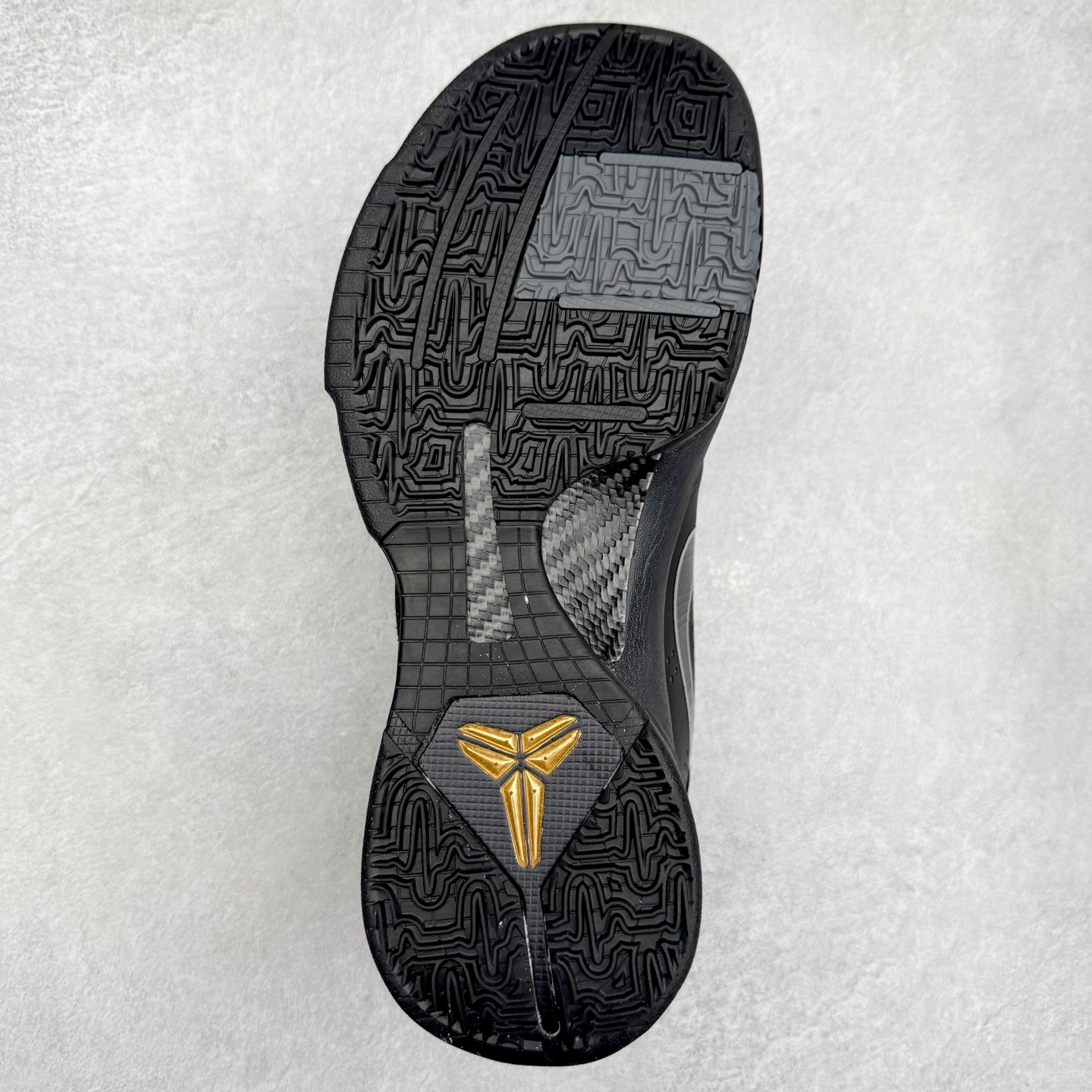 图片[9]-＃福利特价 NK Kobe 5 Protro 科比5代专业实战篮球鞋 采用了复合式的鞋面 内层为透气网面 中层加载Fly wire科技 而外层则用聚氨酯岛状结构塑造出非常逼真的蛇麟纹路 多层的鞋面结构带来了更好的透气性和更有针对性的保护 加入了双层记忆海绵鞋垫 可根据球员脚形自动调节以提高合脚度 使脚感更加柔软舒适 赋予球员非一般的球场舒适感受 实拍调校N版已经零色差零失真 百分百还原实物色彩所见即所得 不存在货不对板色差等低级问题 选购参考实物拍摄 不混卖不参货 只用心做好货严格选品 承诺混一赔十 尺码：36 36.5 37.5 38 38.5 39 40 40.5 41 42 42.5 43 44 44.5 45 46-选品中心