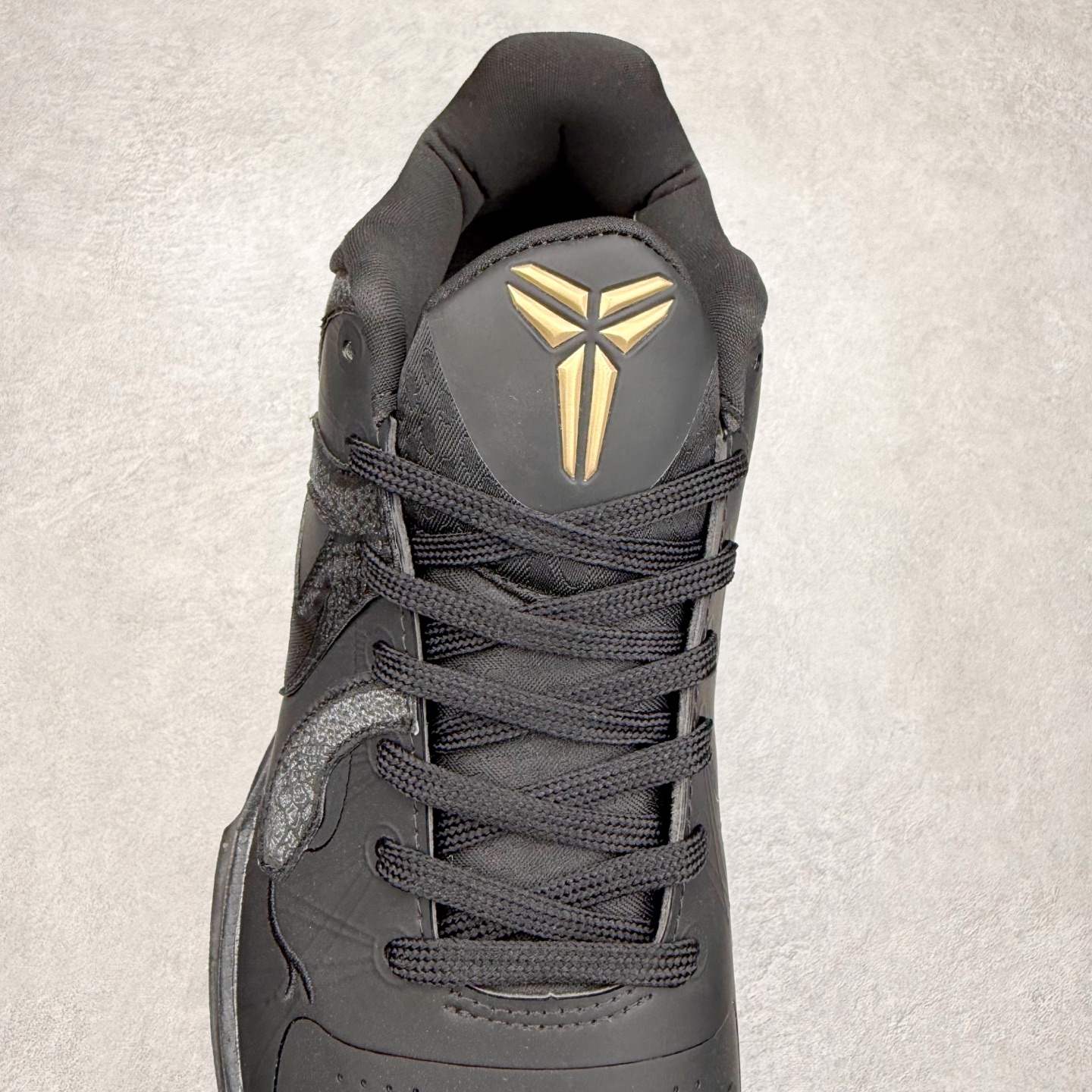 图片[5]-＃福利特价 NK Kobe 5 Protro 科比5代专业实战篮球鞋 采用了复合式的鞋面 内层为透气网面 中层加载Fly wire科技 而外层则用聚氨酯岛状结构塑造出非常逼真的蛇麟纹路 多层的鞋面结构带来了更好的透气性和更有针对性的保护 加入了双层记忆海绵鞋垫 可根据球员脚形自动调节以提高合脚度 使脚感更加柔软舒适 赋予球员非一般的球场舒适感受 实拍调校N版已经零色差零失真 百分百还原实物色彩所见即所得 不存在货不对板色差等低级问题 选购参考实物拍摄 不混卖不参货 只用心做好货严格选品 承诺混一赔十 尺码：36 36.5 37.5 38 38.5 39 40 40.5 41 42 42.5 43 44 44.5 45 46-选品中心