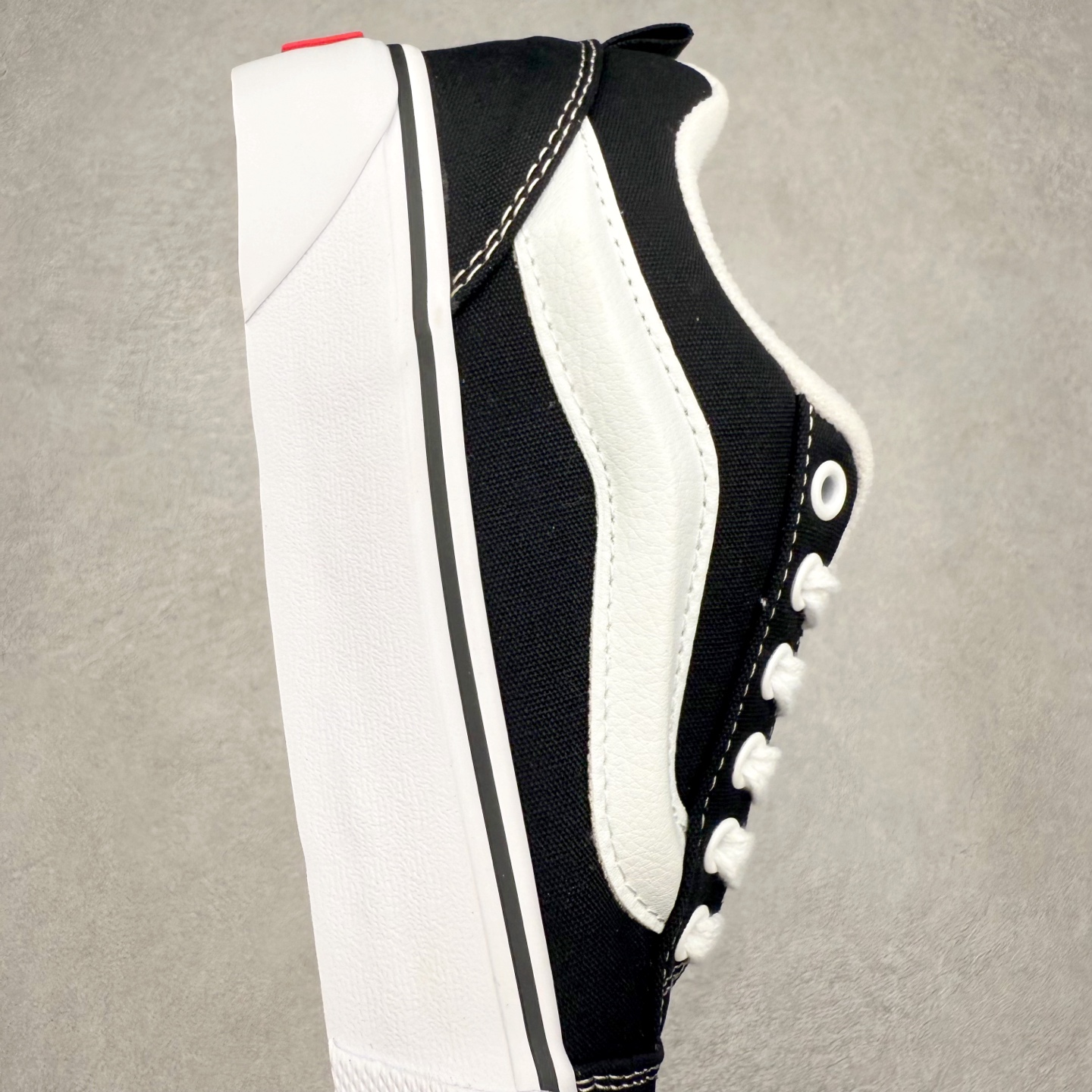 图片[6]-Vans Classics Knu Skool 黑白 范斯官方 全帆布面包鞋 Vans超火的土豆鞋，复古经典，鞋头放大、包边上移加厚、鞋舌加厚。Vans Classics 经典支线土豆鞋 Knu Skool 是完美的平替版，是大众争相追捧的 “面包鞋”。 尺码：35 36 36.5 37 38 38.5 39 40 40.5 41 42 42.5 43 44 工艺：硫化1：1（重量1：1、真标、原钢印、材质标、鞋型标、合格证）-选品中心