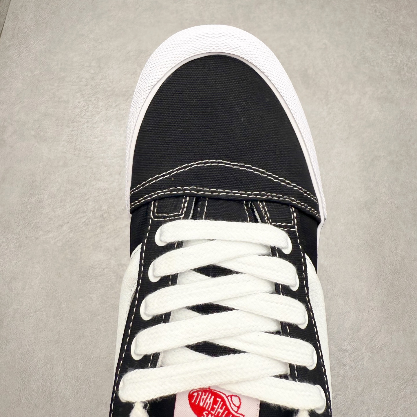 图片[4]-Vans Classics Knu Skool 黑白 范斯官方 全帆布面包鞋 Vans超火的土豆鞋，复古经典，鞋头放大、包边上移加厚、鞋舌加厚。Vans Classics 经典支线土豆鞋 Knu Skool 是完美的平替版，是大众争相追捧的 “面包鞋”。 尺码：35 36 36.5 37 38 38.5 39 40 40.5 41 42 42.5 43 44 工艺：硫化1：1（重量1：1、真标、原钢印、材质标、鞋型标、合格证）-选品中心