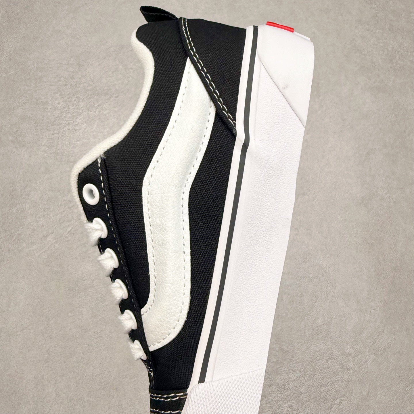 图片[7]-Vans Classics Knu Skool 黑白 范斯官方 全帆布面包鞋 Vans超火的土豆鞋，复古经典，鞋头放大、包边上移加厚、鞋舌加厚。Vans Classics 经典支线土豆鞋 Knu Skool 是完美的平替版，是大众争相追捧的 “面包鞋”。 尺码：35 36 36.5 37 38 38.5 39 40 40.5 41 42 42.5 43 44 工艺：硫化1：1（重量1：1、真标、原钢印、材质标、鞋型标、合格证）-选品中心