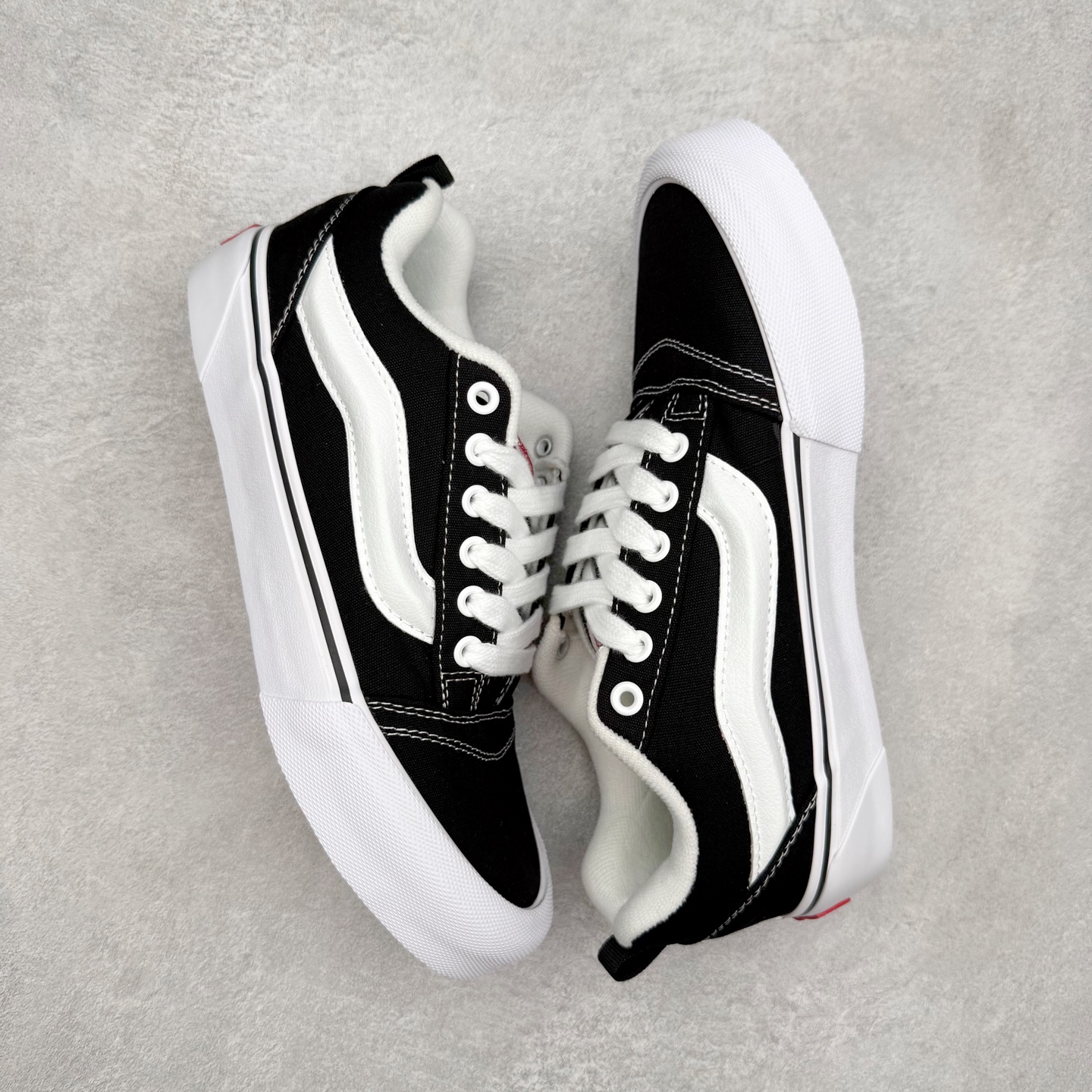 图片[3]-Vans Classics Knu Skool 黑白 范斯官方 全帆布面包鞋 Vans超火的土豆鞋，复古经典，鞋头放大、包边上移加厚、鞋舌加厚。Vans Classics 经典支线土豆鞋 Knu Skool 是完美的平替版，是大众争相追捧的 “面包鞋”。 尺码：35 36 36.5 37 38 38.5 39 40 40.5 41 42 42.5 43 44 工艺：硫化1：1（重量1：1、真标、原钢印、材质标、鞋型标、合格证）-选品中心