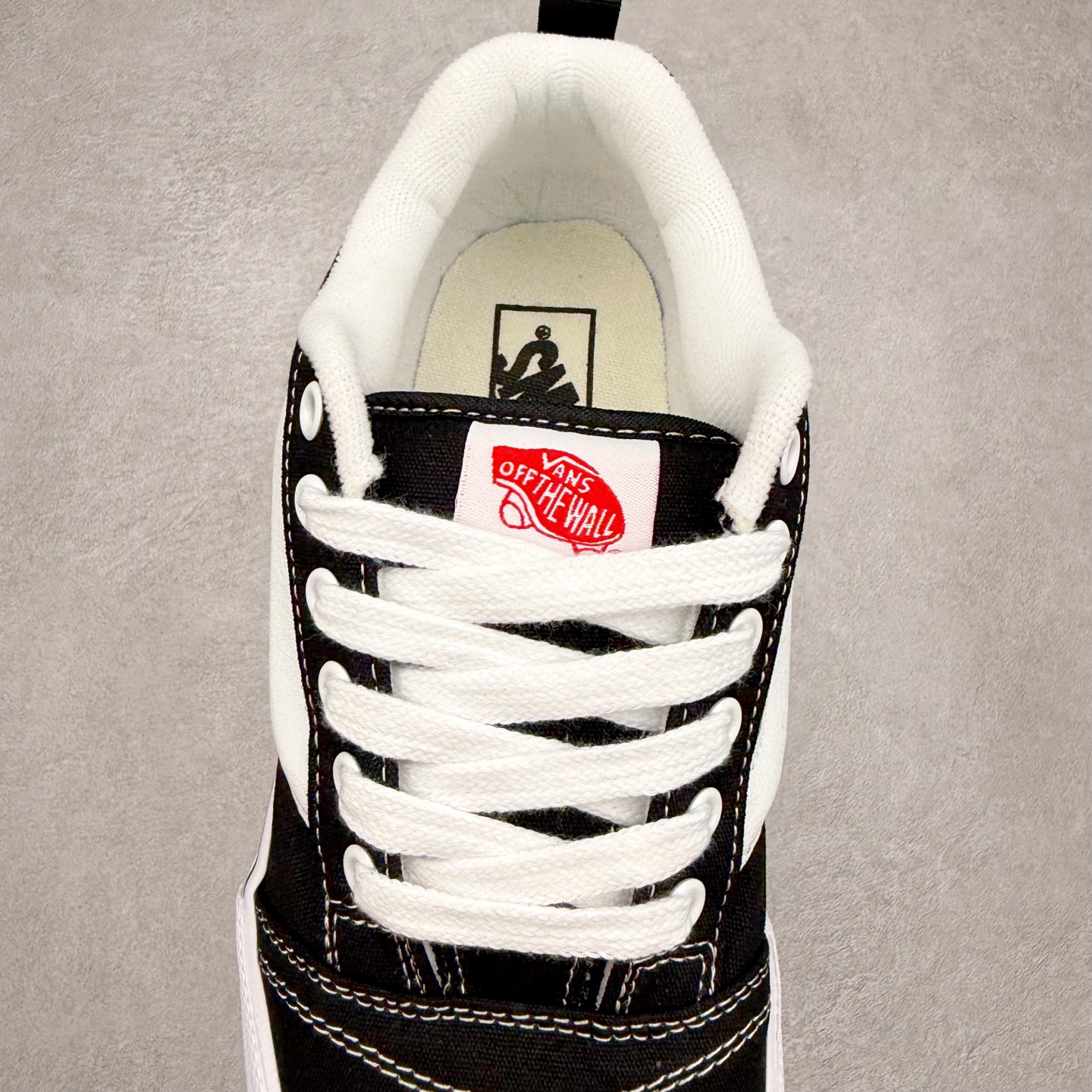 图片[5]-Vans Classics Knu Skool 黑白 范斯官方 全帆布面包鞋 Vans超火的土豆鞋，复古经典，鞋头放大、包边上移加厚、鞋舌加厚。Vans Classics 经典支线土豆鞋 Knu Skool 是完美的平替版，是大众争相追捧的 “面包鞋”。 尺码：35 36 36.5 37 38 38.5 39 40 40.5 41 42 42.5 43 44 工艺：硫化1：1（重量1：1、真标、原钢印、材质标、鞋型标、合格证）-选品中心