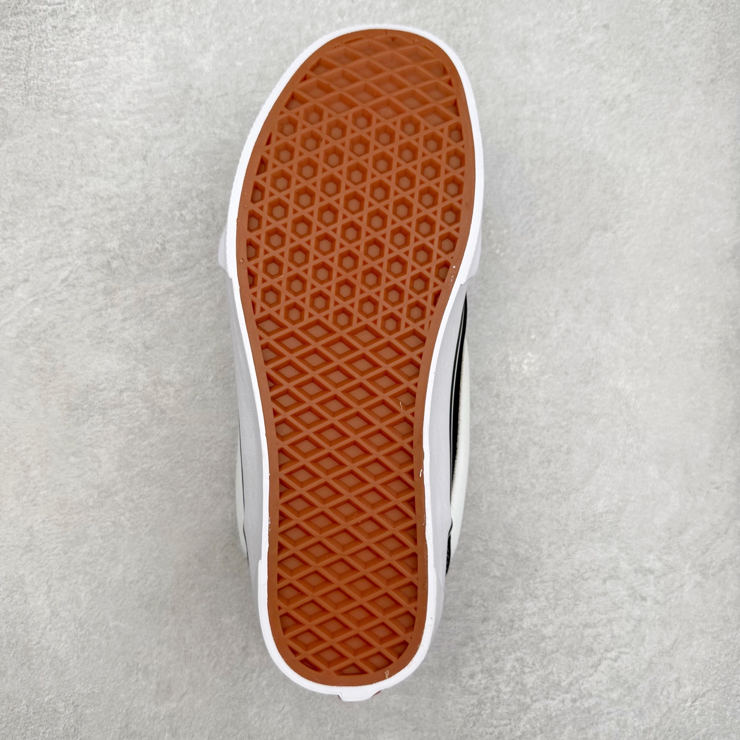 图片[9]-Vans Classics Knu Skool 黑白 范斯官方 全帆布面包鞋 Vans超火的土豆鞋，复古经典，鞋头放大、包边上移加厚、鞋舌加厚。Vans Classics 经典支线土豆鞋 Knu Skool 是完美的平替版，是大众争相追捧的 “面包鞋”。 尺码：35 36 36.5 37 38 38.5 39 40 40.5 41 42 42.5 43 44 工艺：硫化1：1（重量1：1、真标、原钢印、材质标、鞋型标、合格证）-选品中心