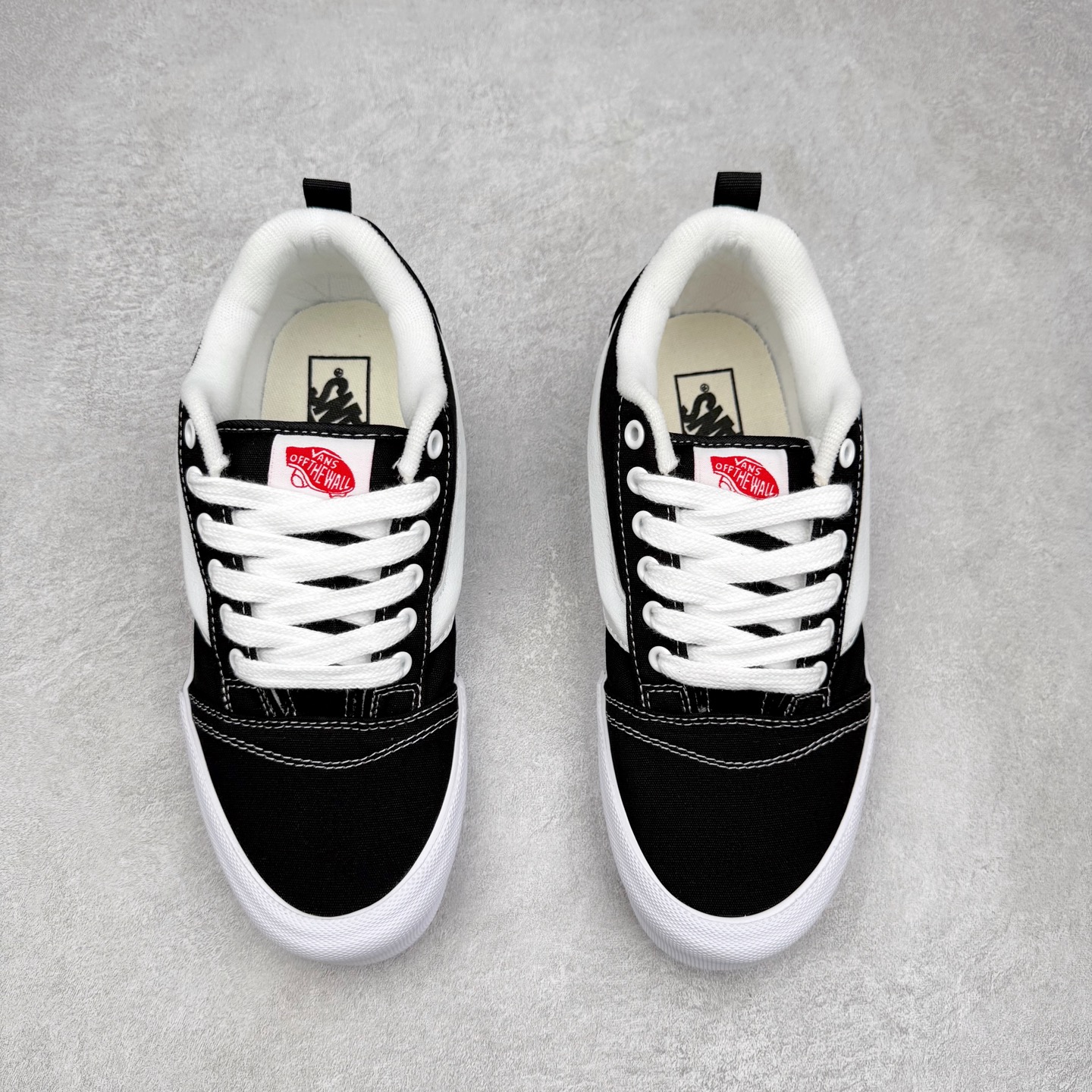 图片[2]-Vans Classics Knu Skool 黑白 范斯官方 全帆布面包鞋 Vans超火的土豆鞋，复古经典，鞋头放大、包边上移加厚、鞋舌加厚。Vans Classics 经典支线土豆鞋 Knu Skool 是完美的平替版，是大众争相追捧的 “面包鞋”。 尺码：35 36 36.5 37 38 38.5 39 40 40.5 41 42 42.5 43 44 工艺：硫化1：1（重量1：1、真标、原钢印、材质标、鞋型标、合格证）-选品中心