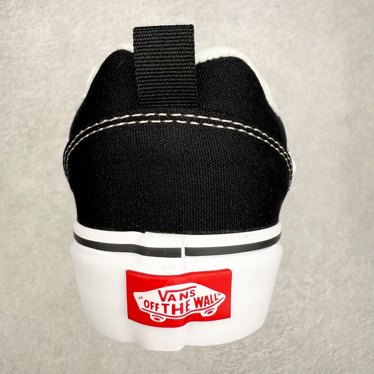 图片[8]-Vans Classics Knu Skool 黑白 范斯官方 全帆布面包鞋 Vans超火的土豆鞋，复古经典，鞋头放大、包边上移加厚、鞋舌加厚。Vans Classics 经典支线土豆鞋 Knu Skool 是完美的平替版，是大众争相追捧的 “面包鞋”。 尺码：35 36 36.5 37 38 38.5 39 40 40.5 41 42 42.5 43 44 工艺：硫化1：1（重量1：1、真标、原钢印、材质标、鞋型标、合格证）-选品中心