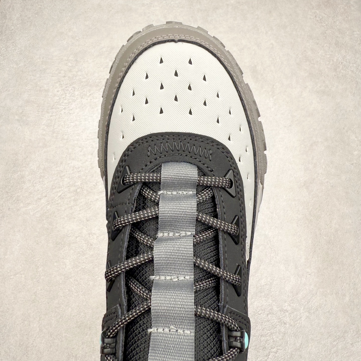 图片[4]-Timberland Greenstride Motion 6 添柏岚防滑耐磨低帮户外功能鞋 简约大方的造型设计，给人以随性休闲的时尚格调，穿着舒适轻便，运动灵活自如，满足日常个性穿搭。Timberland户外品牌最早成立于1918年的美国波士顿，它的成功故事就从第一双防水皮靴Yellow Boots开始。这双具备完全防水机能的靴子瞬间广受好评，他那独创又不失古典的款式，以及大胆使用黄色的崭新风格，吸引了广大消费者的目光。现今仍不改其原有风貌的这双黄靴，就是火遍全球的“大黄靴”。Timberland的高端工艺、实穿耐用等特点让他拥有绝对鞋界地位。尺码：40 41 41.5 42 43 43.5 44 44.5 45 45.5 46-选品中心