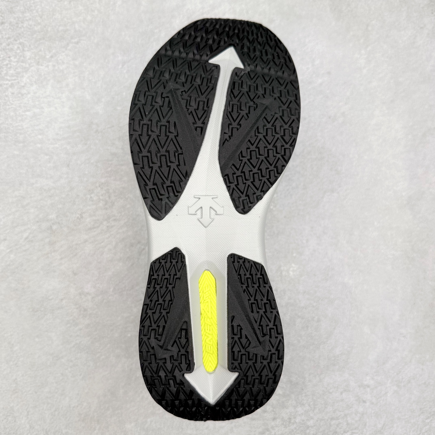 图片[9]-DESCENTE Enerzite 迪桑特舒适百搭织物耐磨回弹低帮跑步鞋 DESCENTE（迪桑特）创立于1935年，品牌名取自法语词汇，意为“滑降”。品牌箭头标识代表滑雪的三种技术“高速直线滑行”、“穿越”和“侧滑”，也寓意品牌在打造高端专业运动产品中不断追求完美的创新精神，致力于成为中国高端专业滑雪、综训、女子、铁人三项、高尔夫的第一品牌。实拍调校N版已经零色差零失真 百分百还原实物色彩所见即所得 不存在货不对板色差等低级问题 选购参考实物拍摄 不混卖不参货 只用心做好货严格选品 承诺混一赔十 尺码：36 36.5 37.5 38 38.5 39 40 40.5 41 42 42.5 43 44 44.5 45-选品中心