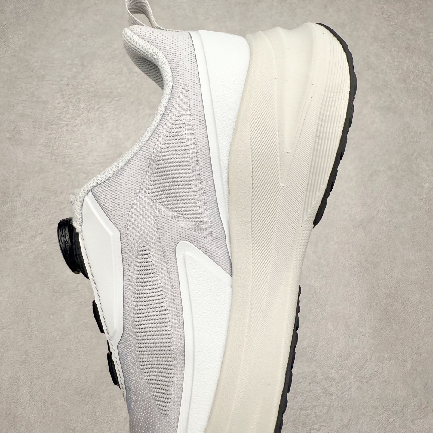 图片[7]-DESCENTE Enerzite 迪桑特舒适百搭织物耐磨回弹低帮跑步鞋 DESCENTE（迪桑特）创立于1935年，品牌名取自法语词汇，意为“滑降”。品牌箭头标识代表滑雪的三种技术“高速直线滑行”、“穿越”和“侧滑”，也寓意品牌在打造高端专业运动产品中不断追求完美的创新精神，致力于成为中国高端专业滑雪、综训、女子、铁人三项、高尔夫的第一品牌。实拍调校N版已经零色差零失真 百分百还原实物色彩所见即所得 不存在货不对板色差等低级问题 选购参考实物拍摄 不混卖不参货 只用心做好货严格选品 承诺混一赔十 尺码：36 36.5 37.5 38 38.5 39 40 40.5 41 42 42.5 43 44 44.5 45-选品中心