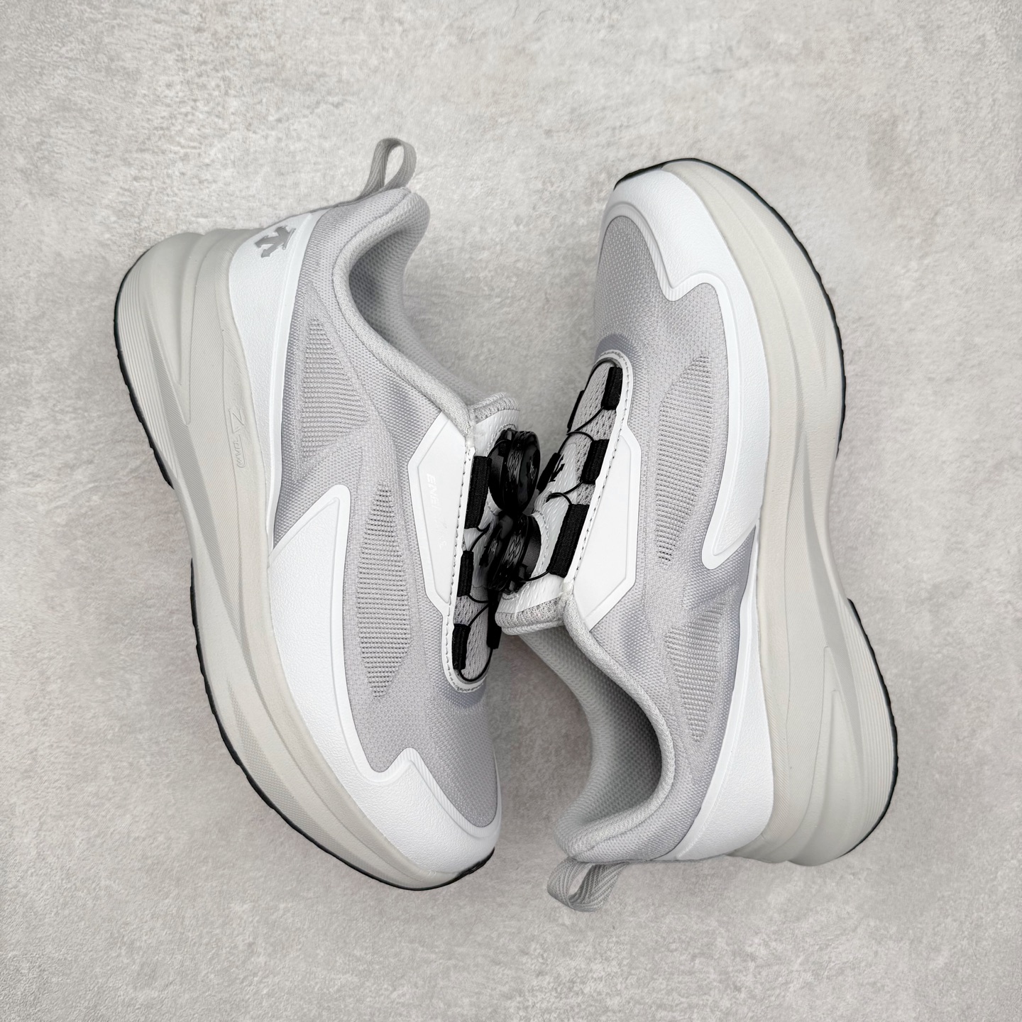 图片[3]-DESCENTE Enerzite 迪桑特舒适百搭织物耐磨回弹低帮跑步鞋 DESCENTE（迪桑特）创立于1935年，品牌名取自法语词汇，意为“滑降”。品牌箭头标识代表滑雪的三种技术“高速直线滑行”、“穿越”和“侧滑”，也寓意品牌在打造高端专业运动产品中不断追求完美的创新精神，致力于成为中国高端专业滑雪、综训、女子、铁人三项、高尔夫的第一品牌。实拍调校N版已经零色差零失真 百分百还原实物色彩所见即所得 不存在货不对板色差等低级问题 选购参考实物拍摄 不混卖不参货 只用心做好货严格选品 承诺混一赔十 尺码：36 36.5 37.5 38 38.5 39 40 40.5 41 42 42.5 43 44 44.5 45-选品中心