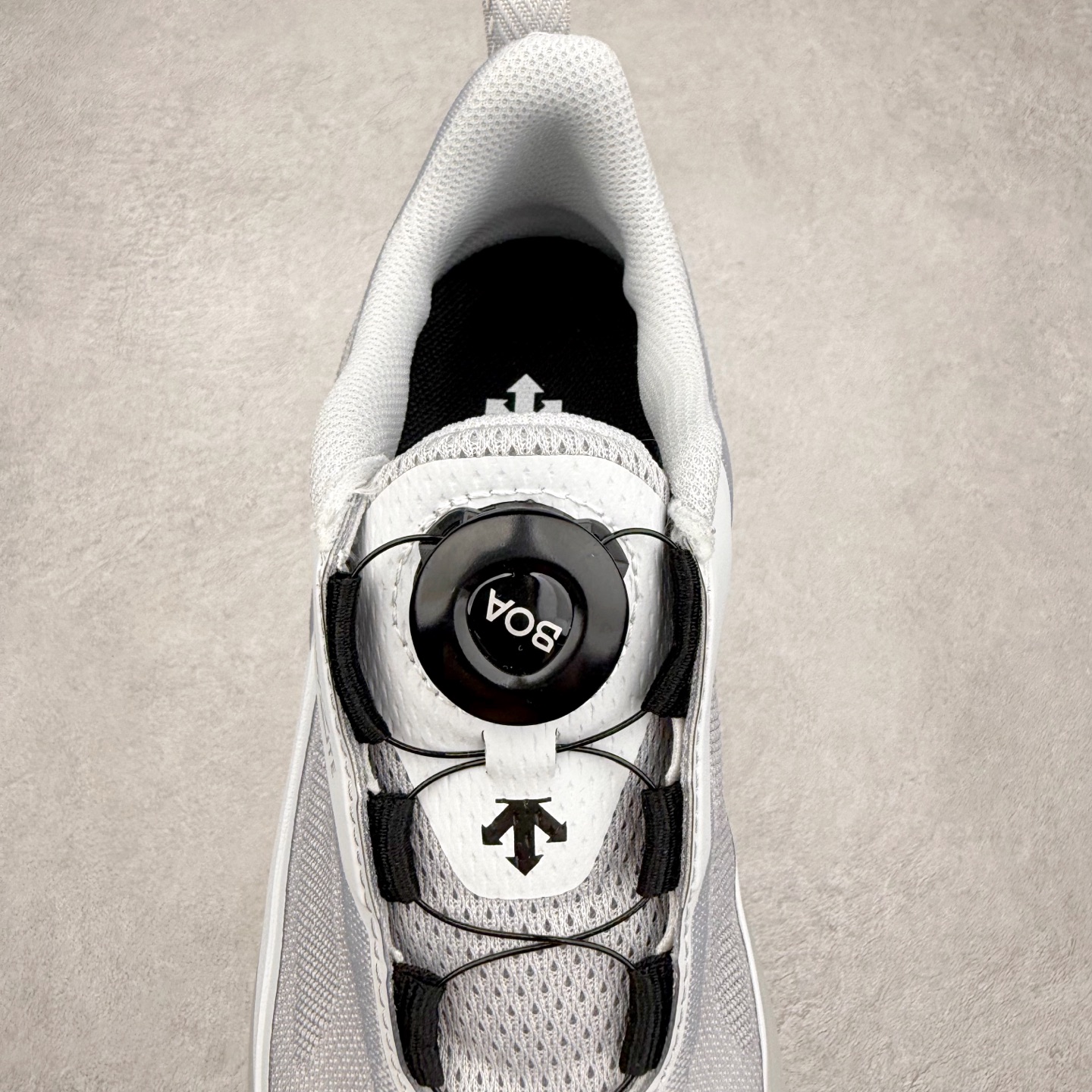 图片[5]-DESCENTE Enerzite 迪桑特舒适百搭织物耐磨回弹低帮跑步鞋 DESCENTE（迪桑特）创立于1935年，品牌名取自法语词汇，意为“滑降”。品牌箭头标识代表滑雪的三种技术“高速直线滑行”、“穿越”和“侧滑”，也寓意品牌在打造高端专业运动产品中不断追求完美的创新精神，致力于成为中国高端专业滑雪、综训、女子、铁人三项、高尔夫的第一品牌。实拍调校N版已经零色差零失真 百分百还原实物色彩所见即所得 不存在货不对板色差等低级问题 选购参考实物拍摄 不混卖不参货 只用心做好货严格选品 承诺混一赔十 尺码：36 36.5 37.5 38 38.5 39 40 40.5 41 42 42.5 43 44 44.5 45-选品中心