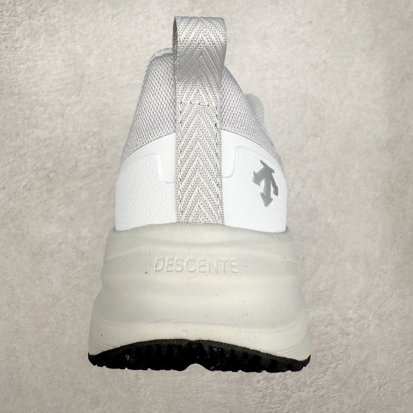 图片[8]-DESCENTE Enerzite 迪桑特舒适百搭织物耐磨回弹低帮跑步鞋 DESCENTE（迪桑特）创立于1935年，品牌名取自法语词汇，意为“滑降”。品牌箭头标识代表滑雪的三种技术“高速直线滑行”、“穿越”和“侧滑”，也寓意品牌在打造高端专业运动产品中不断追求完美的创新精神，致力于成为中国高端专业滑雪、综训、女子、铁人三项、高尔夫的第一品牌。实拍调校N版已经零色差零失真 百分百还原实物色彩所见即所得 不存在货不对板色差等低级问题 选购参考实物拍摄 不混卖不参货 只用心做好货严格选品 承诺混一赔十 尺码：36 36.5 37.5 38 38.5 39 40 40.5 41 42 42.5 43 44 44.5 45-选品中心